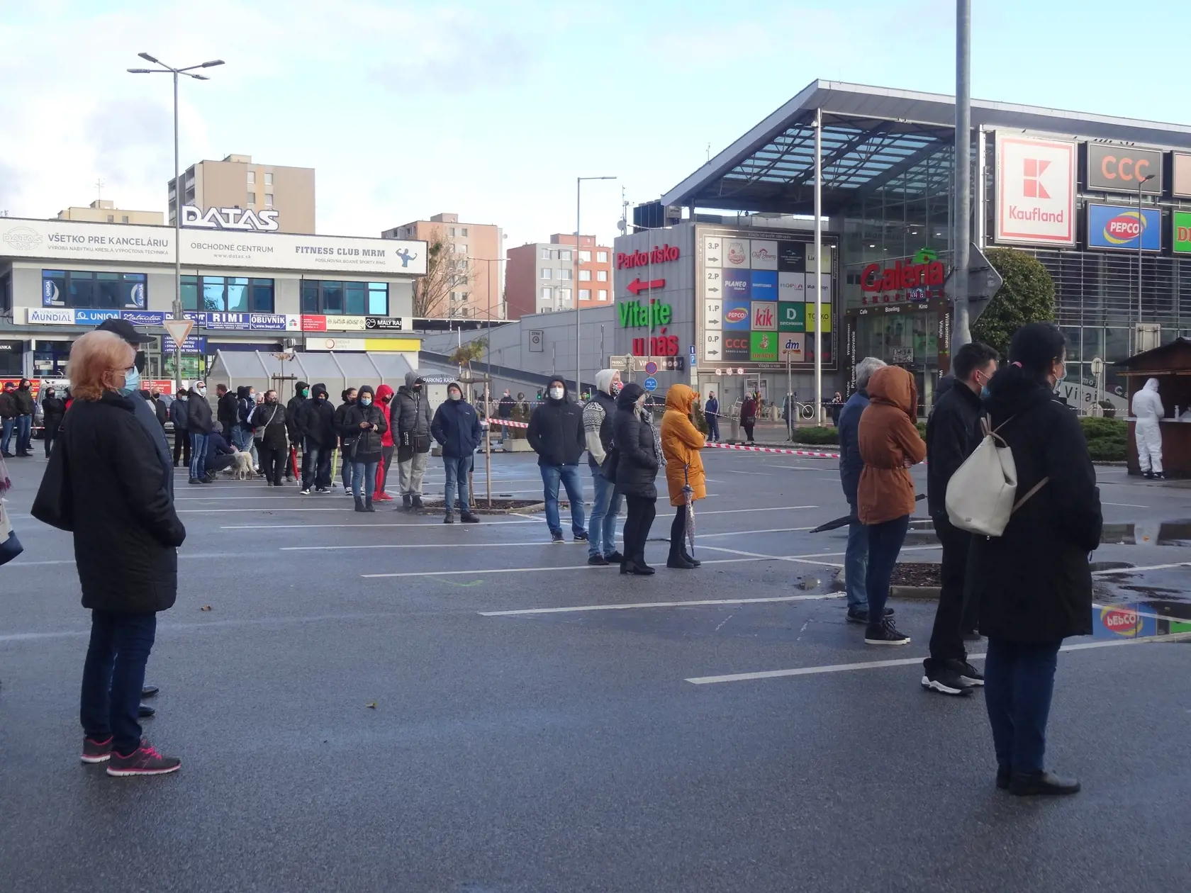Na východe pripravili pre dnešné testovanie najväčšie drive-in odberné miesto na Slovensku. Na košickom letisku pri Aeroklube cez noc pripravili až 14 odberných stanovíšť.