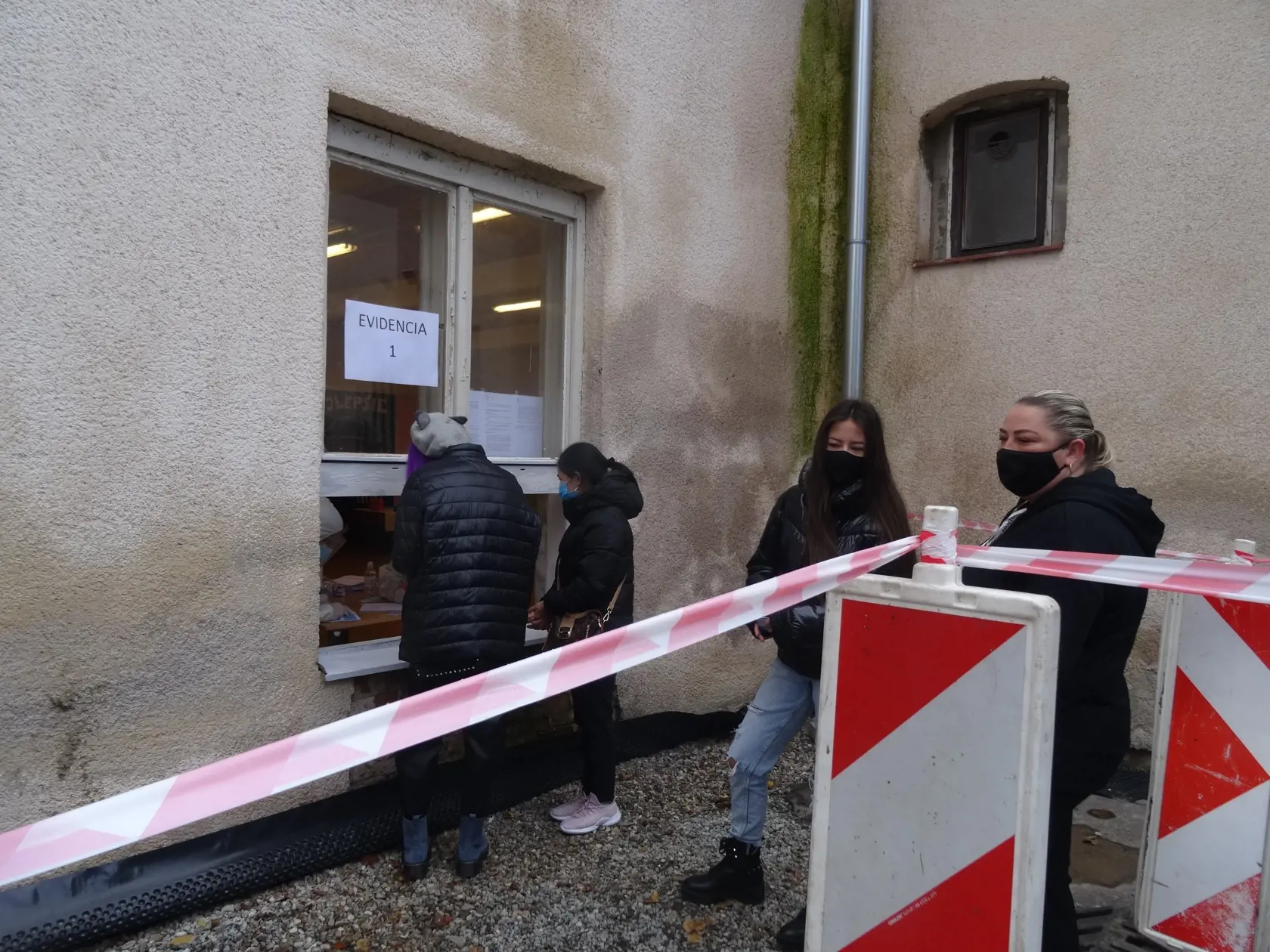 Na východe pripravili pre dnešné testovanie najväčšie drive-in odberné miesto na Slovensku. Na košickom letisku pri Aeroklube cez noc pripravili až 14 odberných stanovíšť.