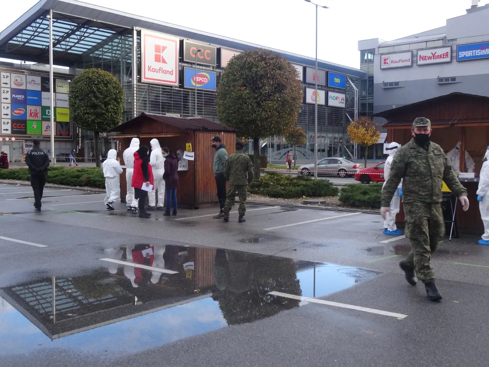 Na východe pripravili pre dnešné testovanie najväčšie drive-in odberné miesto na Slovensku. Na košickom letisku pri Aeroklube cez noc pripravili až 14 odberných stanovíšť.