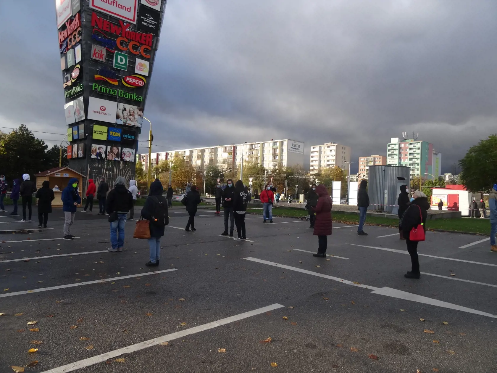 Na východe pripravili pre dnešné testovanie najväčšie drive-in odberné miesto na Slovensku. Na košickom letisku pri Aeroklube cez noc pripravili až 14 odberných stanovíšť.