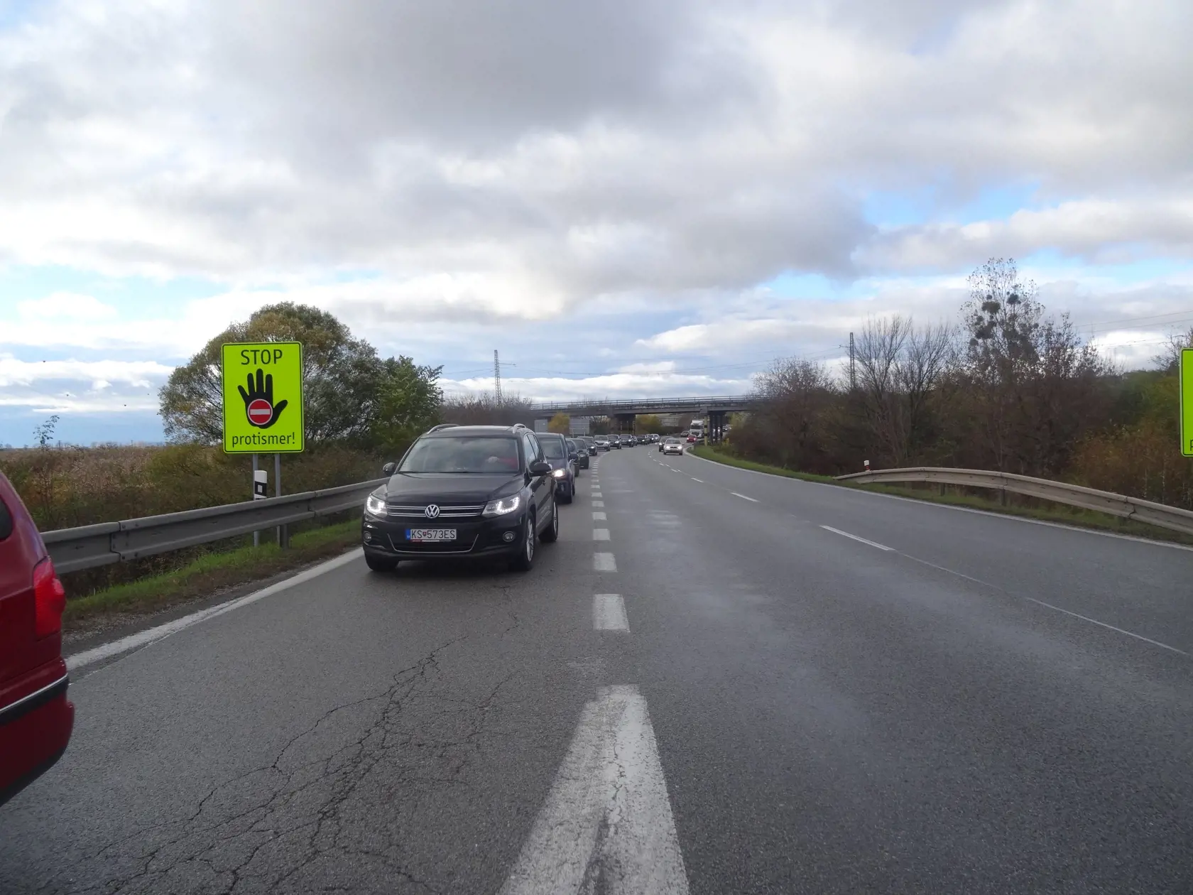 Na východe pripravili pre dnešné testovanie najväčšie drive-in odberné miesto na Slovensku. Na košickom letisku pri Aeroklube cez noc pripravili až 14 odberných stanovíšť.