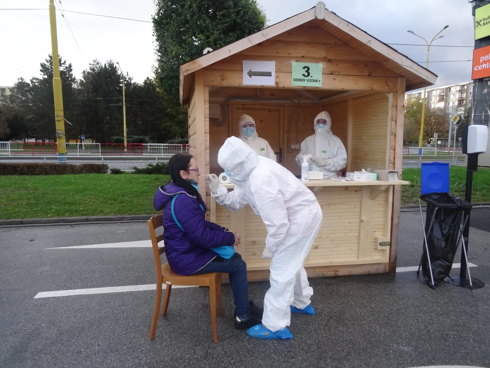Na východe pripravili pre dnešné testovanie najväčšie drive-in odberné miesto na Slovensku. Na košickom letisku pri Aeroklube cez noc pripravili až 14 odberných stanovíšť.