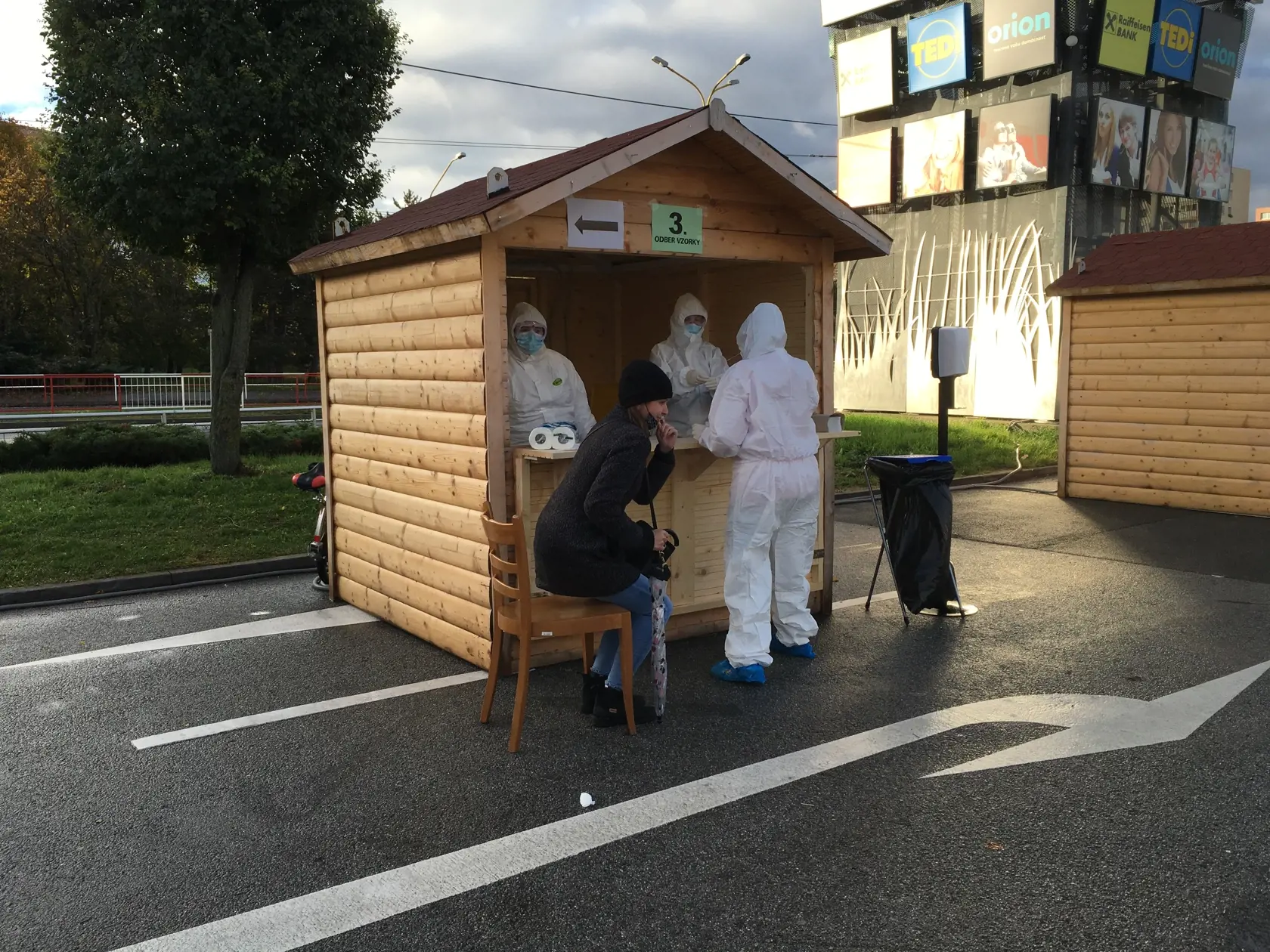 Na východe pripravili pre dnešné testovanie najväčšie drive-in odberné miesto na Slovensku. Na košickom letisku pri Aeroklube cez noc pripravili až 14 odberných stanovíšť.