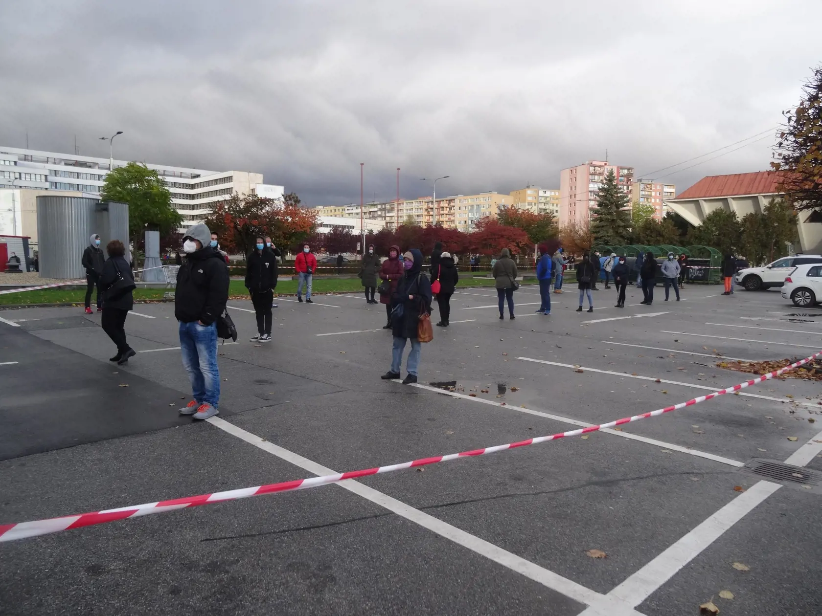 Na východe pripravili pre dnešné testovanie najväčšie drive-in odberné miesto na Slovensku. Na košickom letisku pri Aeroklube cez noc pripravili až 14 odberných stanovíšť.