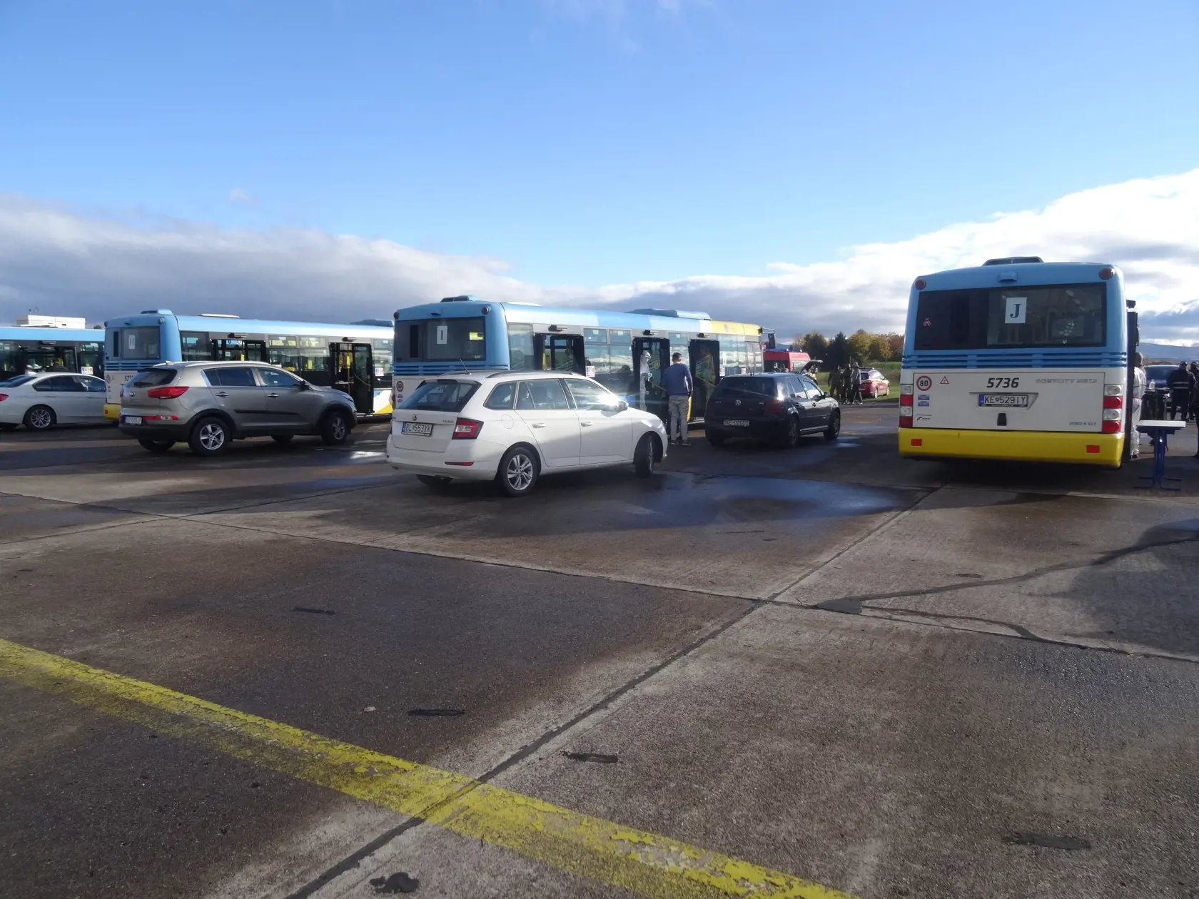 Na východe pripravili pre dnešné testovanie najväčšie drive-in odberné miesto na Slovensku. Na košickom letisku pri Aeroklube cez noc pripravili až 14 odberných stanovíšť.