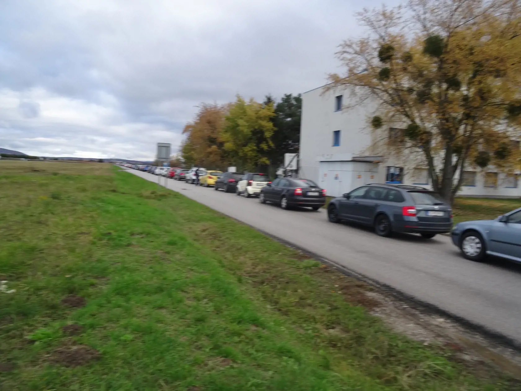 Na východe pripravili pre dnešné testovanie najväčšie drive-in odberné miesto na Slovensku. Na košickom letisku pri Aeroklube cez noc pripravili až 14 odberných stanovíšť.