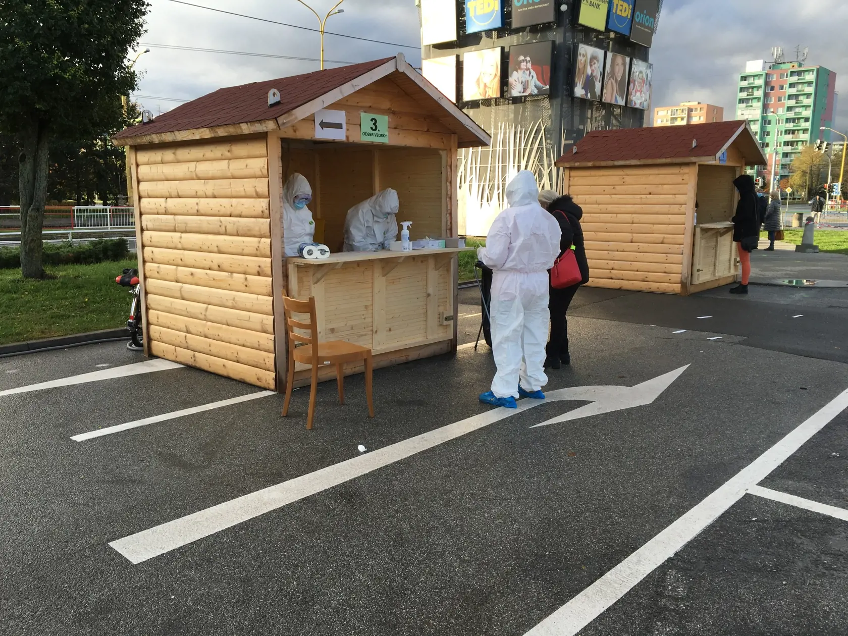 Na východe pripravili pre dnešné testovanie najväčšie drive-in odberné miesto na Slovensku. Na košickom letisku pri Aeroklube cez noc pripravili až 14 odberných stanovíšť.