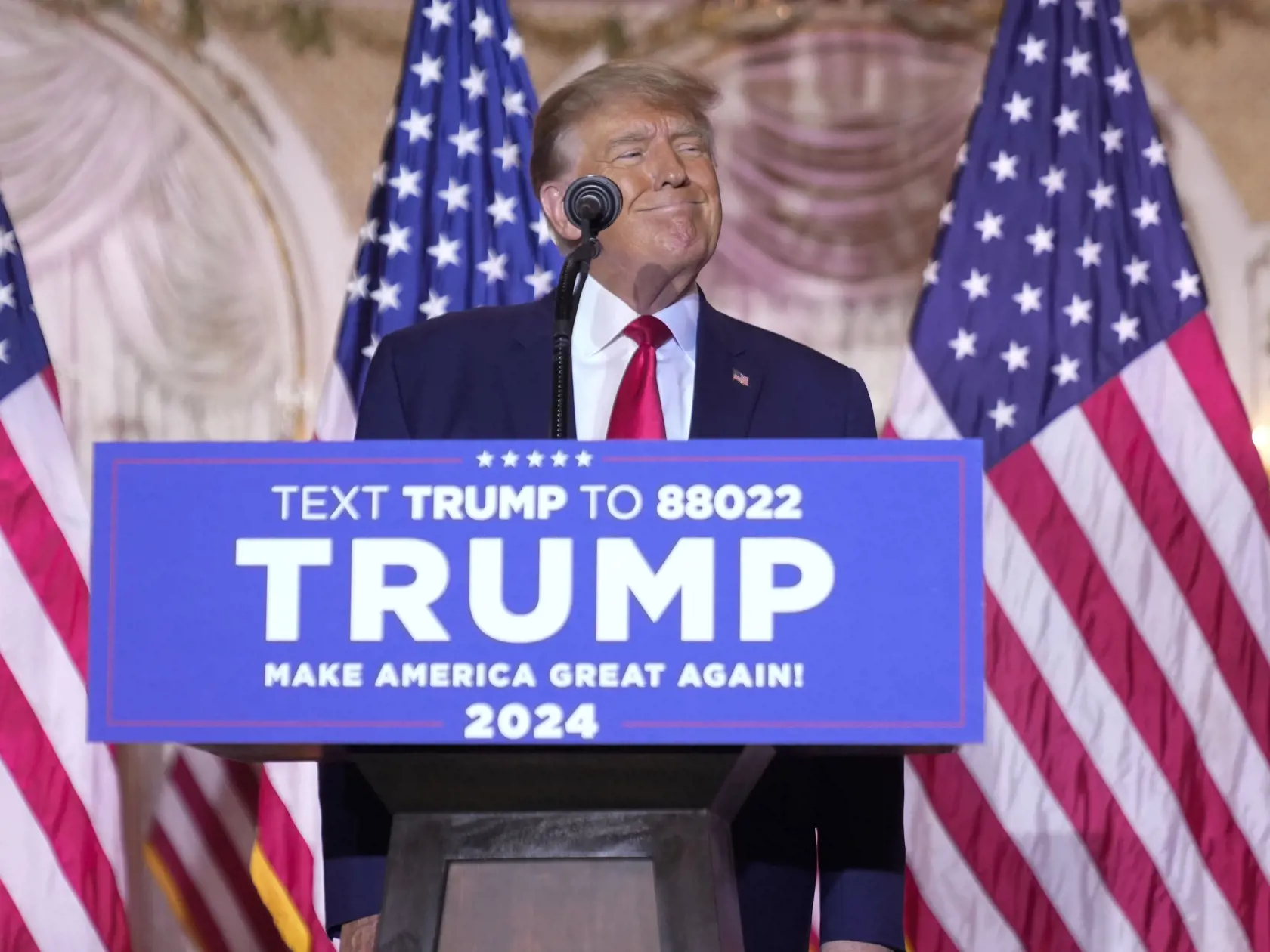 Americký exprezident Donald Trump sa usmieva po tom, čo oficiálne oznámil, že v roku 2024 sa bude opäť uchádzať o úrad prezidenta Spojených štátov vo veľkej prijímacej sále svojej luxusnej rezidencie v Mar-a-Lago v štáte Florida v stredu 16. novembra 2022.