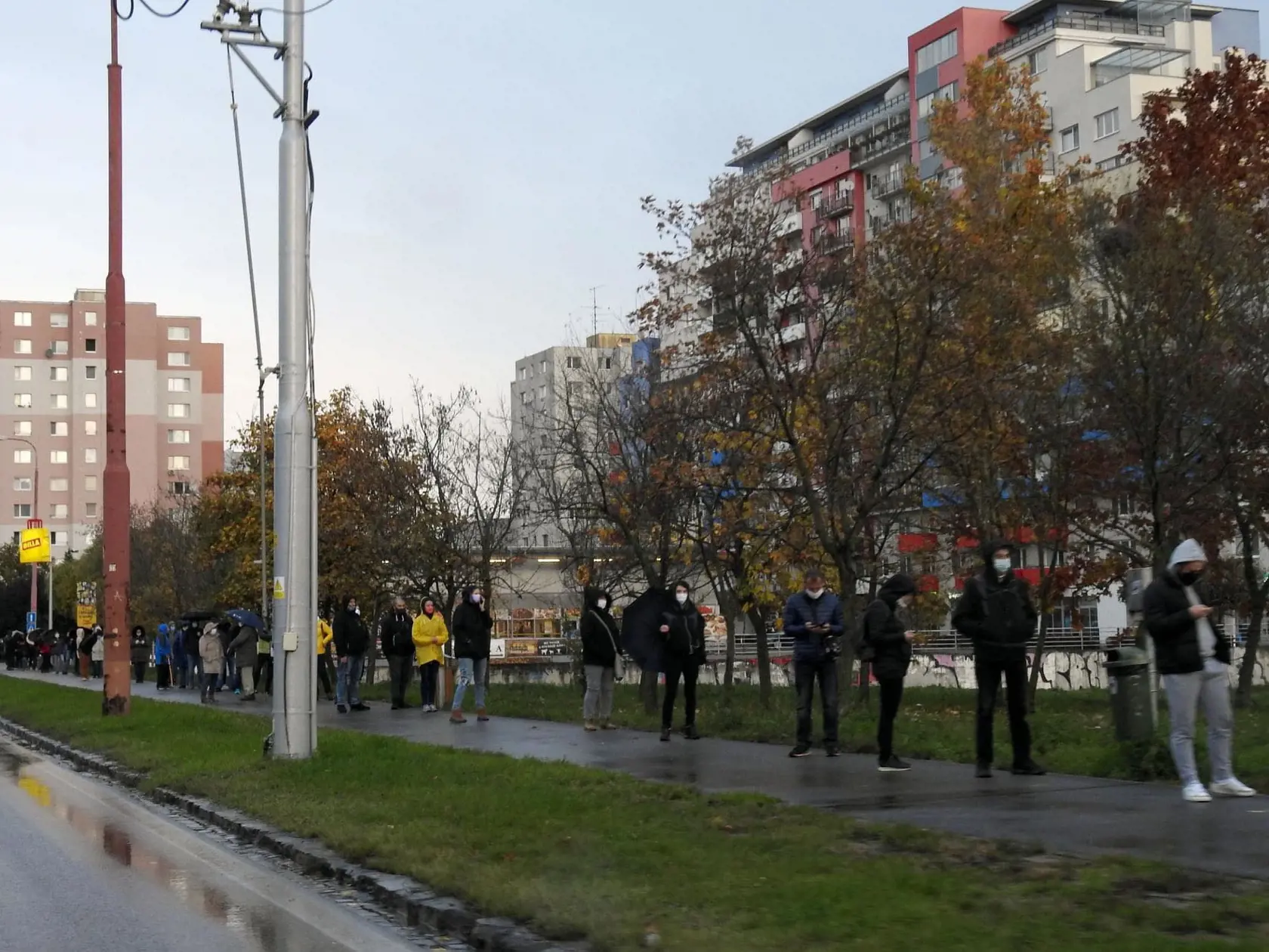Na snímke ľudia čakajú na testovanie Covid-19. Takto to aktuálne vyzerá v rôznych regiónoch Slovenska.