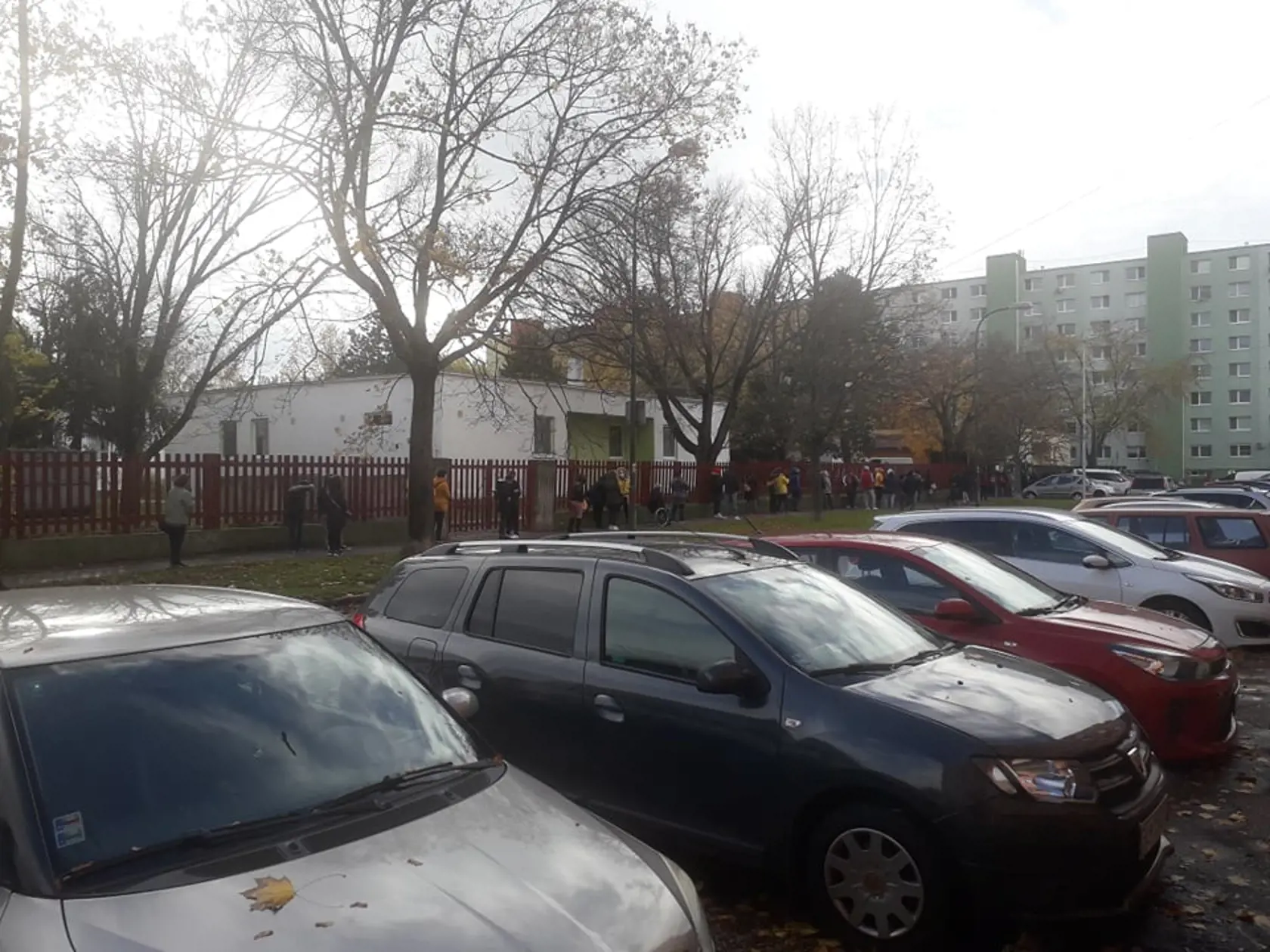 Na snímke ľudia čakajú na testovanie Covid-19. Takto to aktuálne vyzerá v rôznych regiónoch Slovenska.
