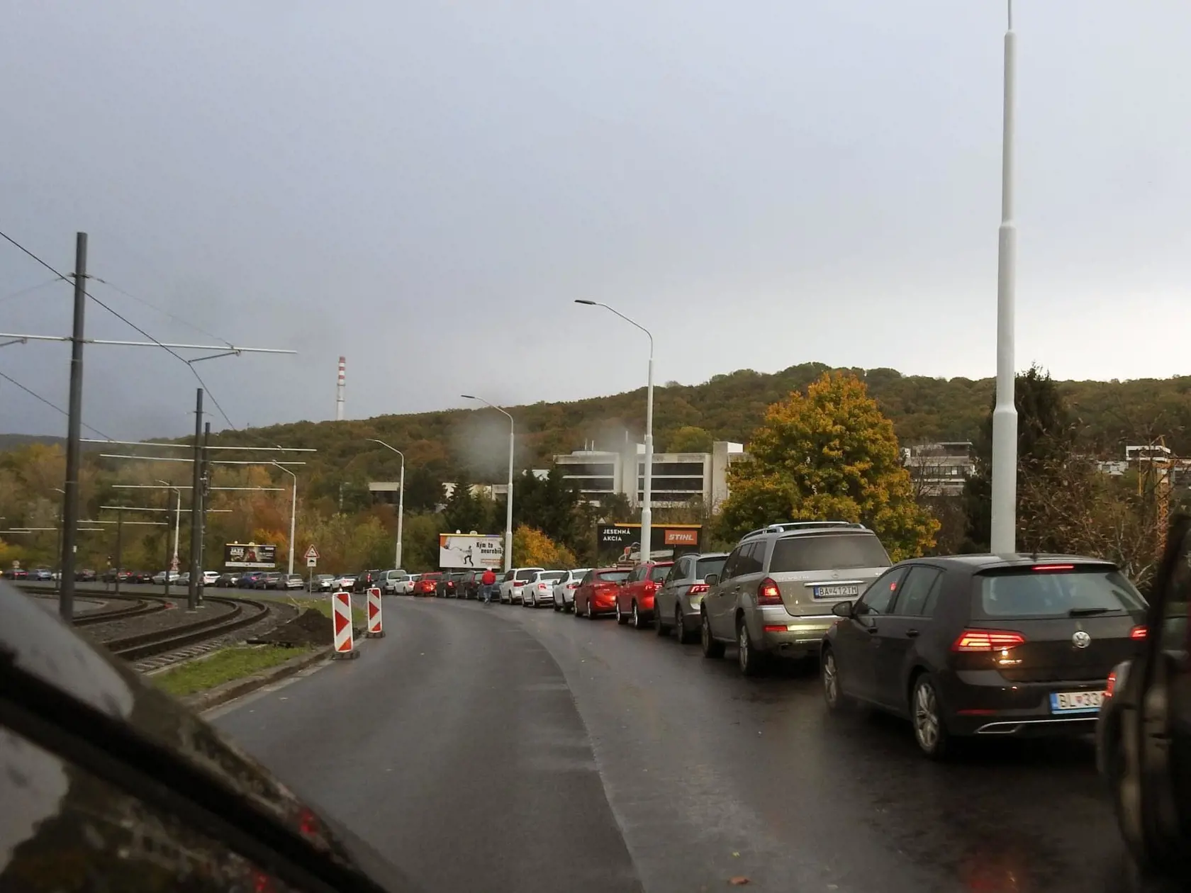 Na snímke ľudia čakajú na testovanie Covid-19. Takto to aktuálne vyzerá v rôznych regiónoch Slovenska.