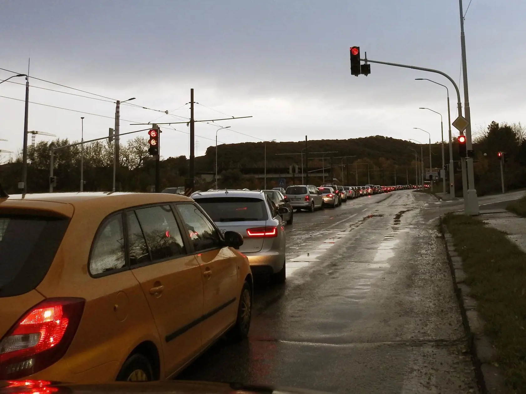 Na snímke ľudia čakajú na testovanie Covid-19. Takto to aktuálne vyzerá v rôznych regiónoch Slovenska.