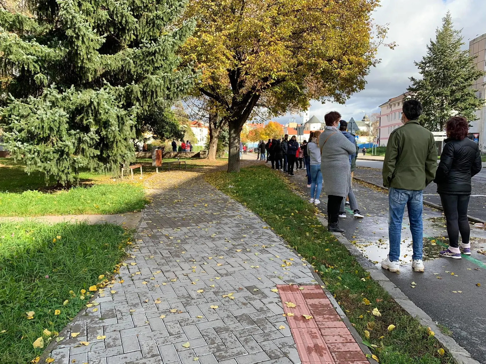 Na snímke ľudia čakajú na testovanie Covid-19. Takto to aktuálne vyzerá v rôznych regiónoch Slovenska.