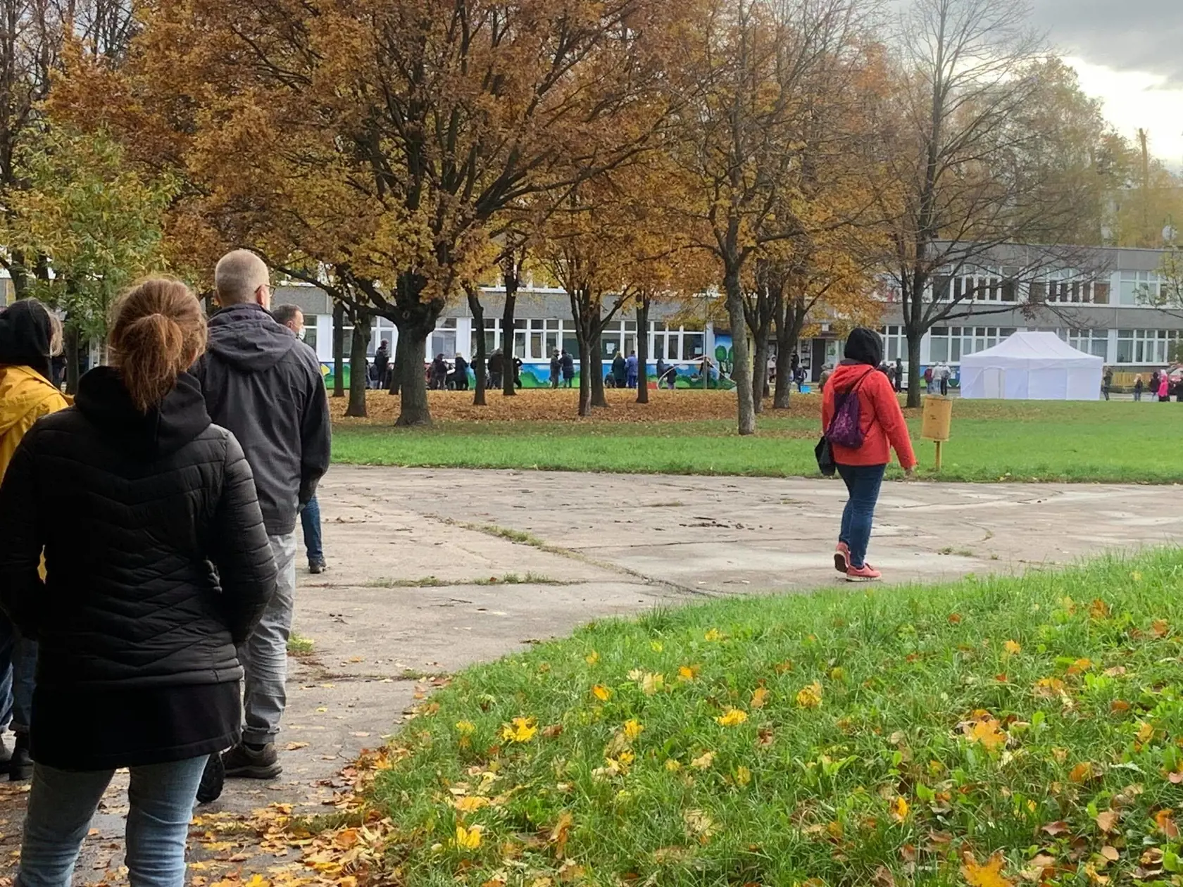 Na snímke ľudia čakajú na testovanie Covid-19. Takto to aktuálne vyzerá v rôznych regiónoch Slovenska.