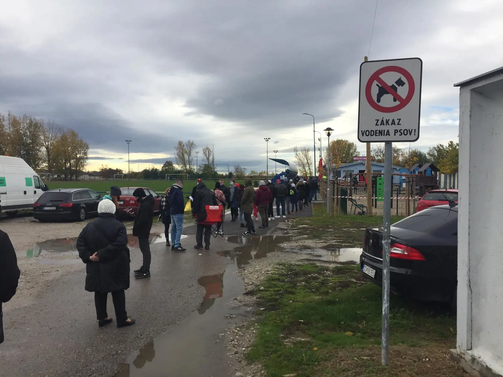 Na snímke ľudia čakajú na testovanie Covid-19. Takto to aktuálne vyzerá v rôznych regiónoch Slovenska.