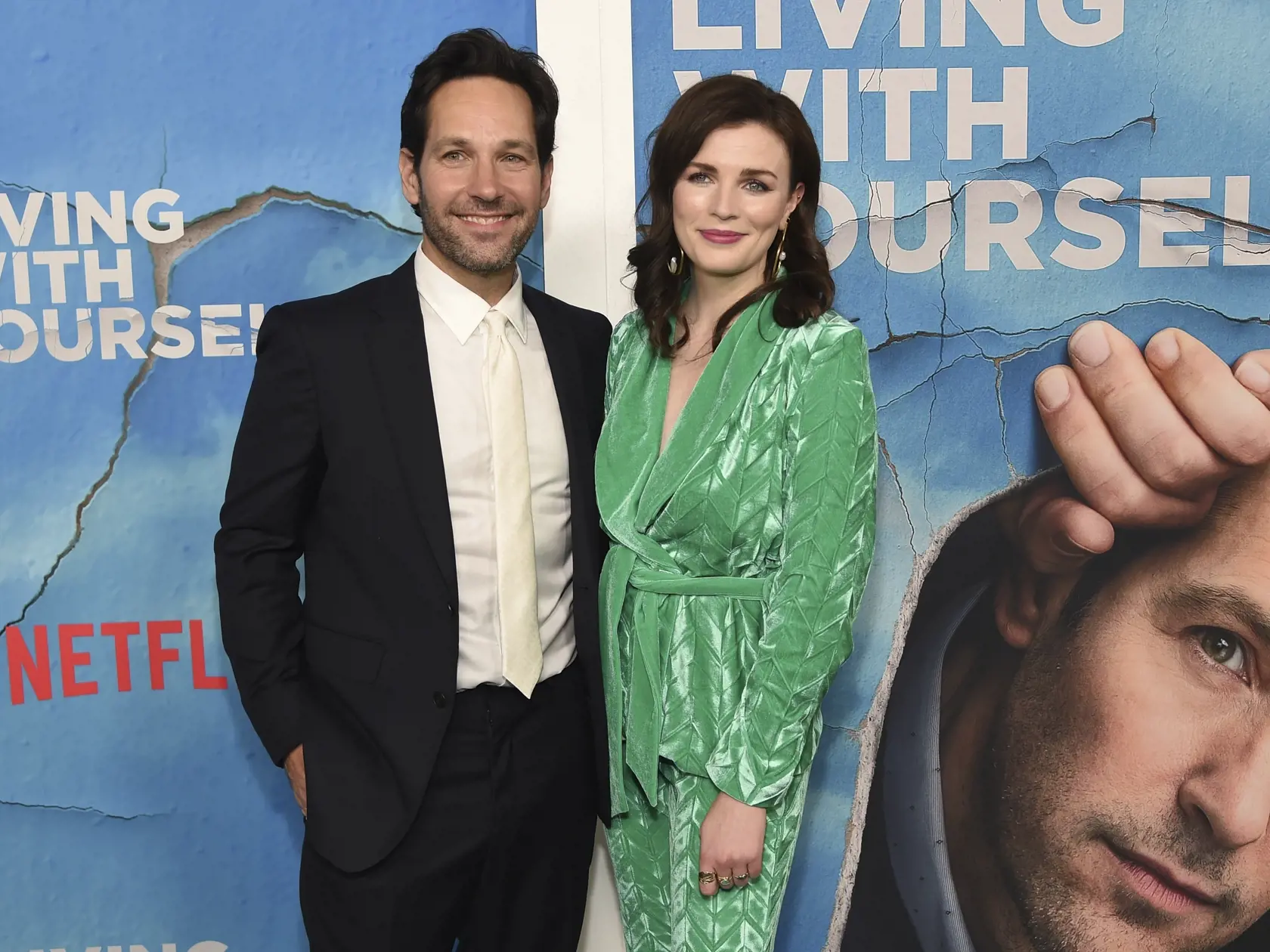 EBE 27 Los Angeles - Na snímke zľava americký herec Paul Rudd (postava Milesa Elliota a jeho dvojníka) a írska herečka Aisling Bea (Kate Elliotová) prichádzajú na premiéru komediálneho seriálu internetovej televíznej spoločnosti Netflix Living With Yourself v kalifornskom Los Angeles v noci na 17. októbra 2019. FOTO TASR/AP
Paul Rudd, left, and Aisling Bea arrive at the Los Angeles premiere of "Living With Yourself" on Wednesday, Oct. 16, 2019, at ArcLight Hollywood. (Photo by Chris Pizzello/Inv