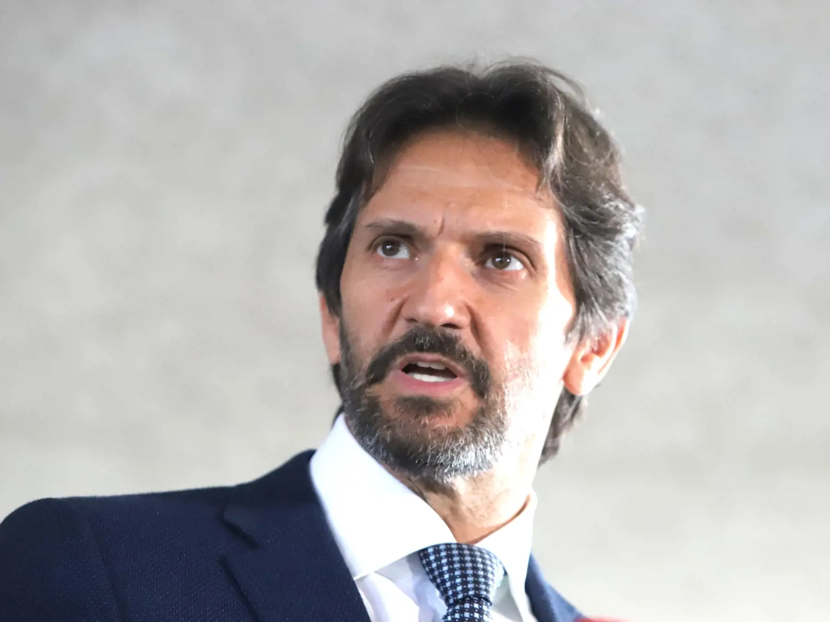 Na snímke vicepremiér a minister obrany SR Robert Kaliňák (Smer-SD) počas brífingu v areáli Rooseveltovej nemocnice s poliklinikou v Banskej Bystrici v piatok 17. mája 2024. Premiér Robert Fico (Smer-SD) absolvoval v piatok chirurgický zákrok. Jeho stav je stabilizovaný, ale naďalej vážny. Informovali o tom Robert Kaliňák a riaditeľka banskobystrickej nemocnice Miriam Lapuníková. Premiéra Roberta Fica postrelil 71-ročný muž po výjazdovom rokovaní vlády v Handlovej v stredu 15. mája 2024. FOTO TA