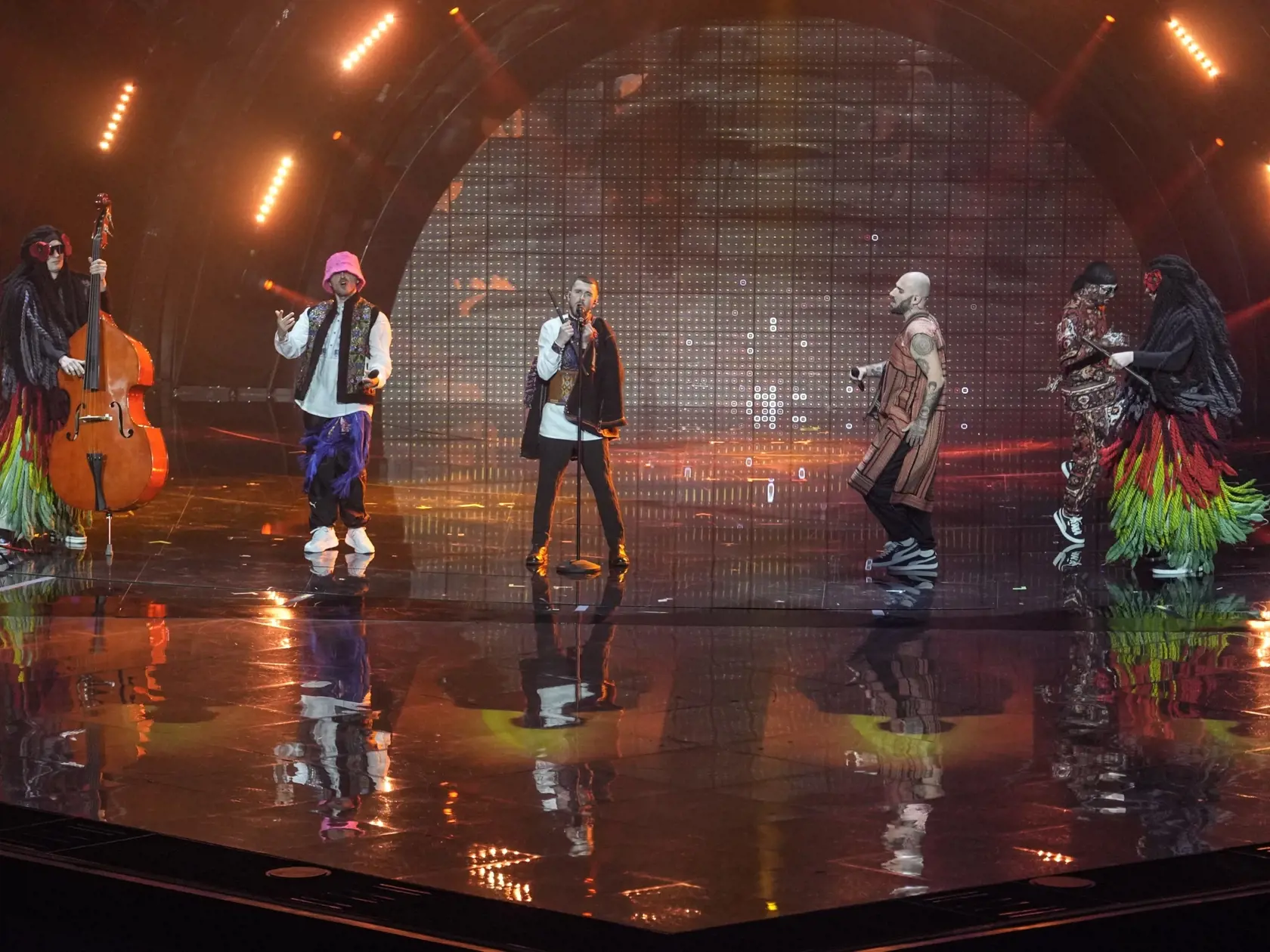 Kaluš Orchester z Ukrajiny počas vystúpenia s piesňou Stefania v prvom semifinále pesničkovej súťaže Eurovision Song Contest v Turíne 10. mája 2022. Finále sa uskutoční v sobotu 14. mája 2022.
