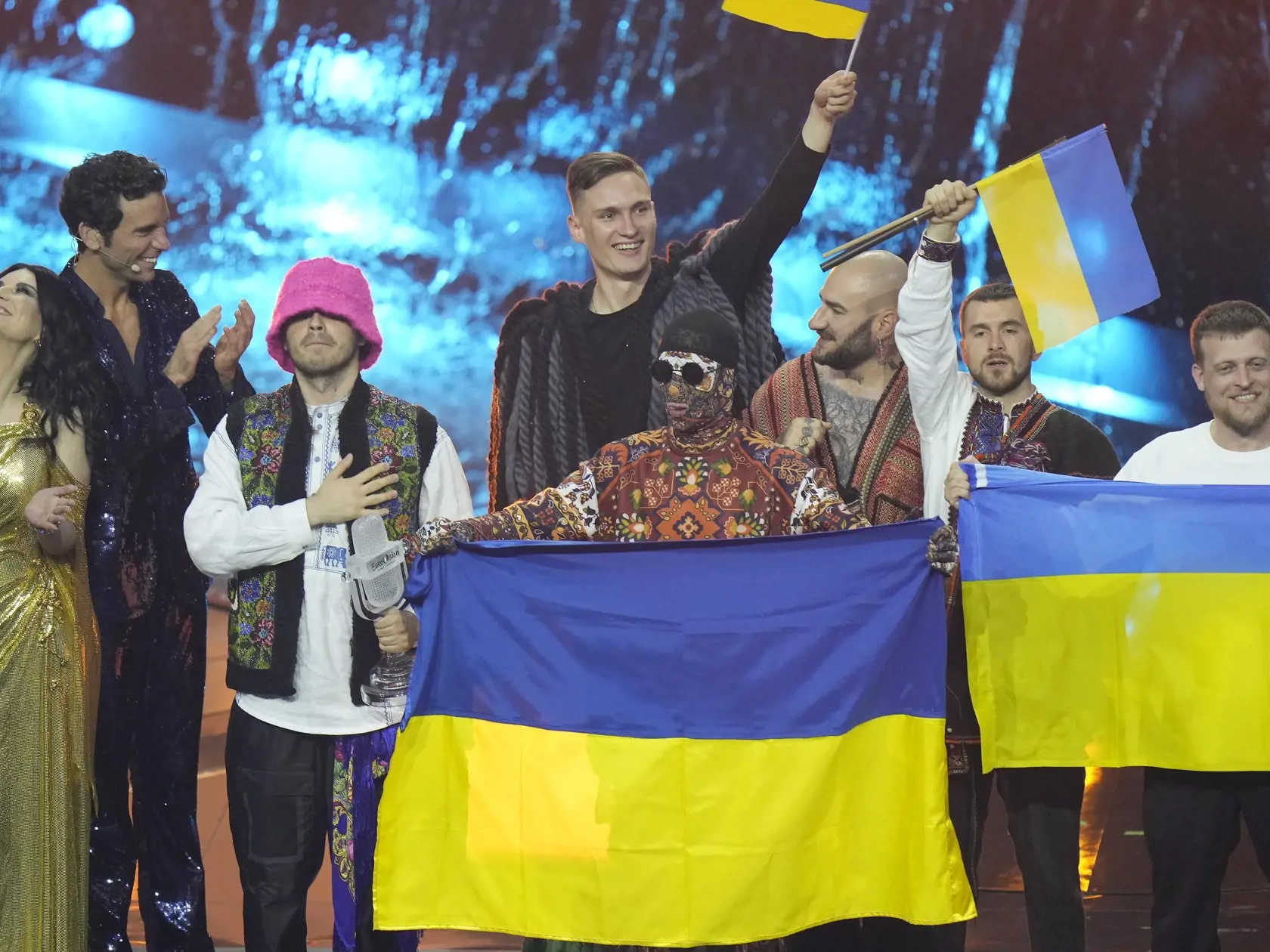 Na snímke ukrajinská hiphopová skupina Kalush Orchestra sa teší z víťazstva na 66. ročníku Eurovízie v Turíne v nedeľu 15. mája 2022.
