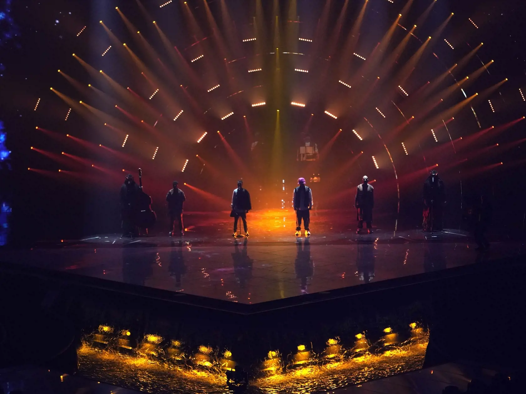 Na snímke ukrajinská hiphopová skupina Kalush Orchestra vystupuje vo finále 66. ročníka súťaže Eurovízie v Turíne v sobotu 14. mája 2022.