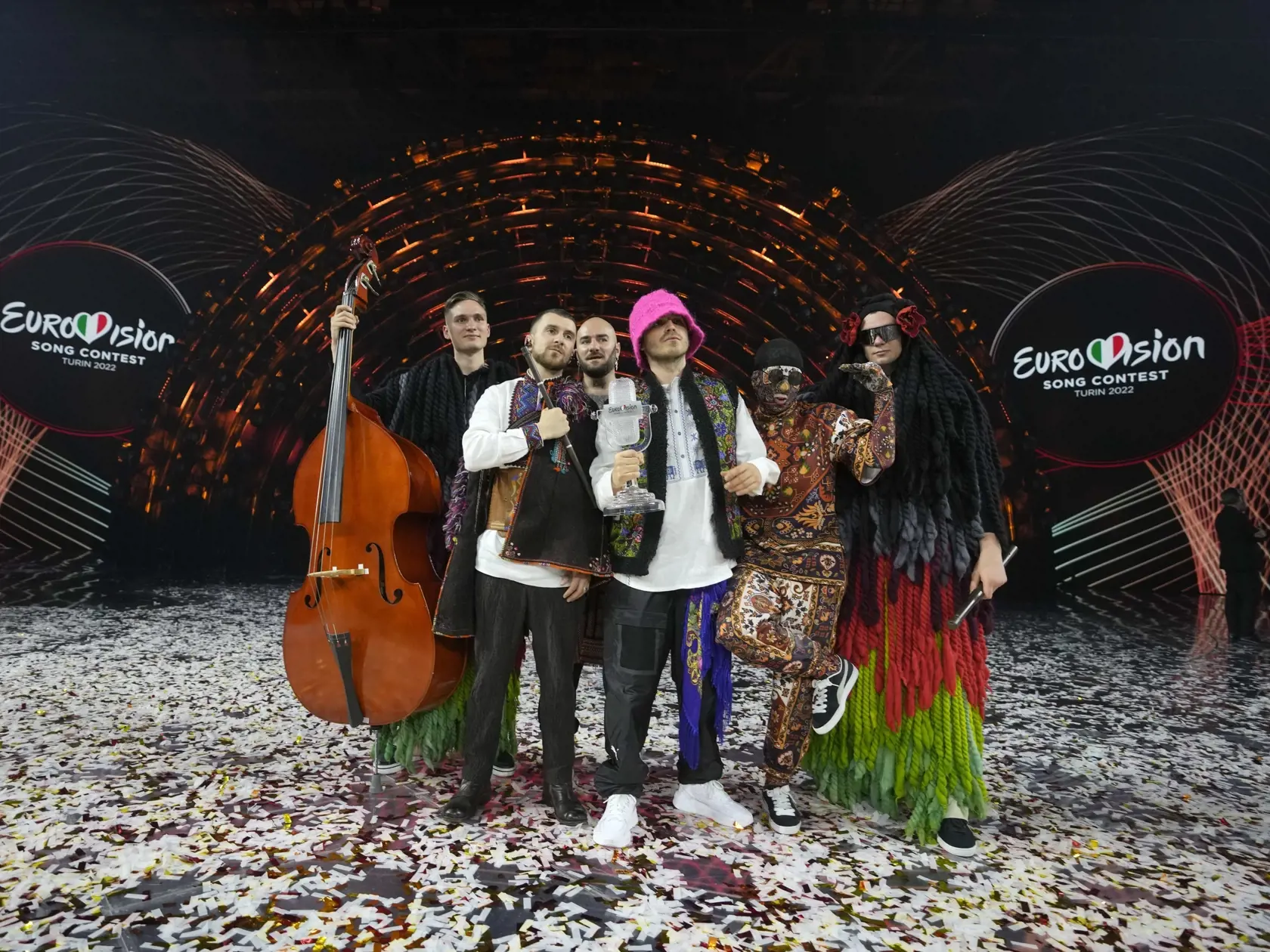 Na snímke ukrajinská hiphopová skupina Kalush Orchestra pózuje po víťazstve na 66. ročníku Eurovízie v Turíne v nedeľu 15. mája 2022. Päťčlenná formácia vo finále tohto najväčšieho hudobného podujatia svojho druhu na svete porazila ďalších 24 súťažiacich. Kalush Orchestra vo svojej tvorbe kombinuje folklórne motívy s modernými zvukmi, pričom používa rozličné ľudové nástroje. Skupina je pomenovaná po západoukrajinskom meste Kaluš.