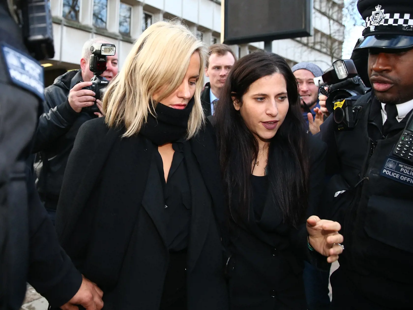 Britská moderátorka Caroline Flack (vľavo) spáchala samovraždu. Podľa médií ju psychicky položil súdny proces s jej priateľom Lewisom Burtonom, ktorého minulý rok údajne napadla lampou.