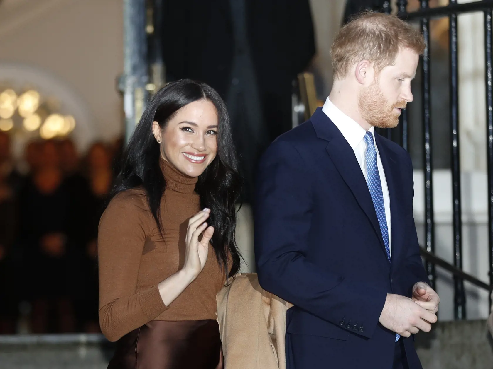 Britský princ Harry a jeho manželka Meghan počas odchodu z Kanadského domu v Londýne 7. januára 2020. Vojvoda a vojvodkyňa zo Sussexu sa vzdajú svojej úlohy v kráľovskej rodine. Začnú pracovať, aby sa stali finančne nezávislým, oznámili to v stredu 8. januára 2020.
