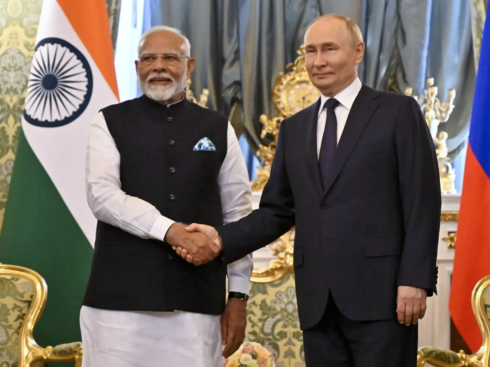 JB 13 Moskva - Ruský prezident Vladimir Putin (vpravo) si podáva ruku s indickým premiérom Naréndrom Módím počas ich stretnutia v Kremli v Moskve 9. júla 2024. FOTO TASR/AP

Russian President Vladimir Putin and Indian Prime Minister Narendra Modi shake hands during a meeting at the Kremlin in Moscow, Russia, Tuesday, July 9, 2024. (Alexander Nemenov/Pool Photo via AP)