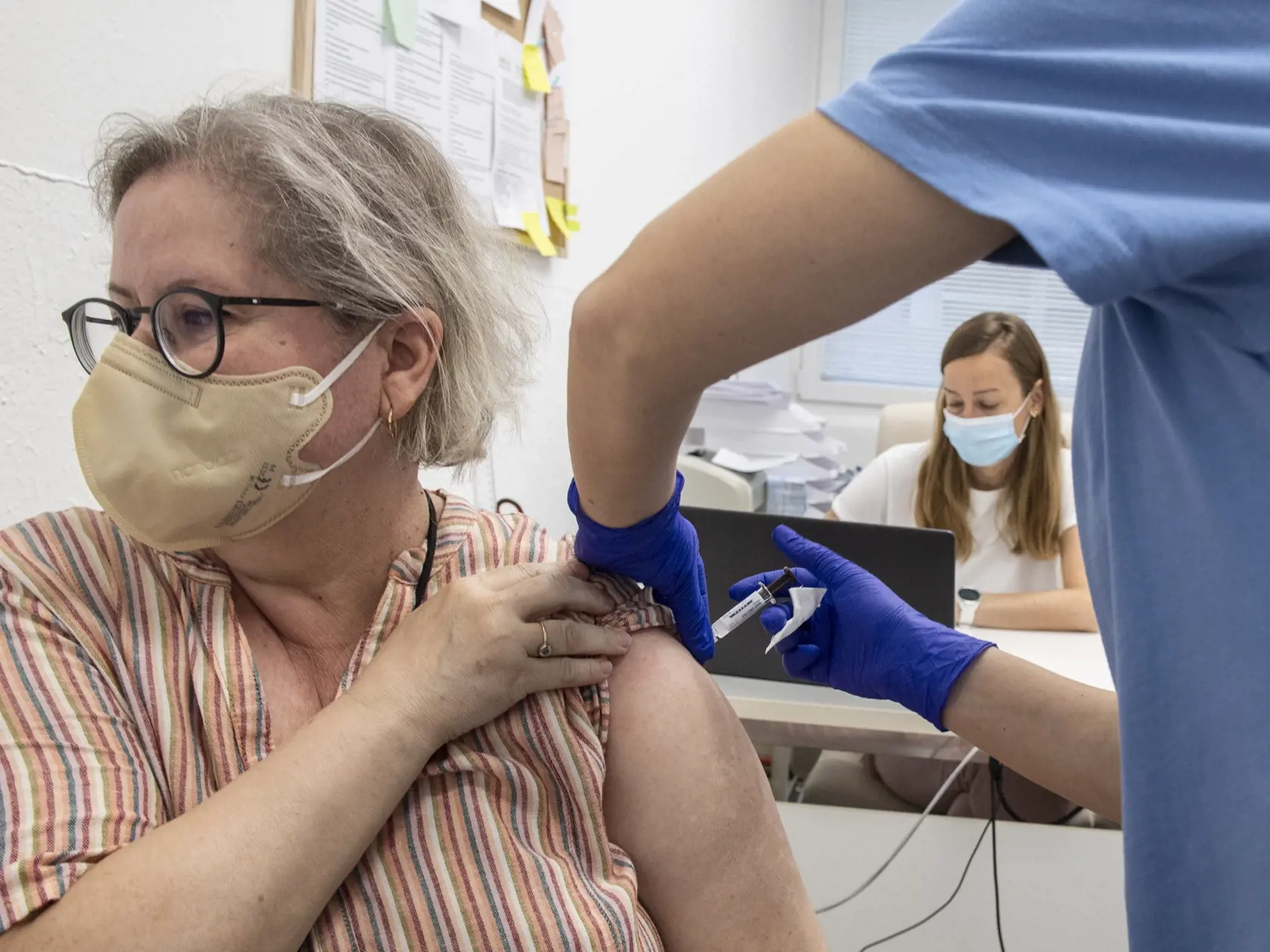 Snímka z očkovania proti HPV vírusu v zdravotnom stredisku Rovniankova (Petržalka) 17. júna 2022 v Bratislave. FOTO TASR - Pavel Neubauer




