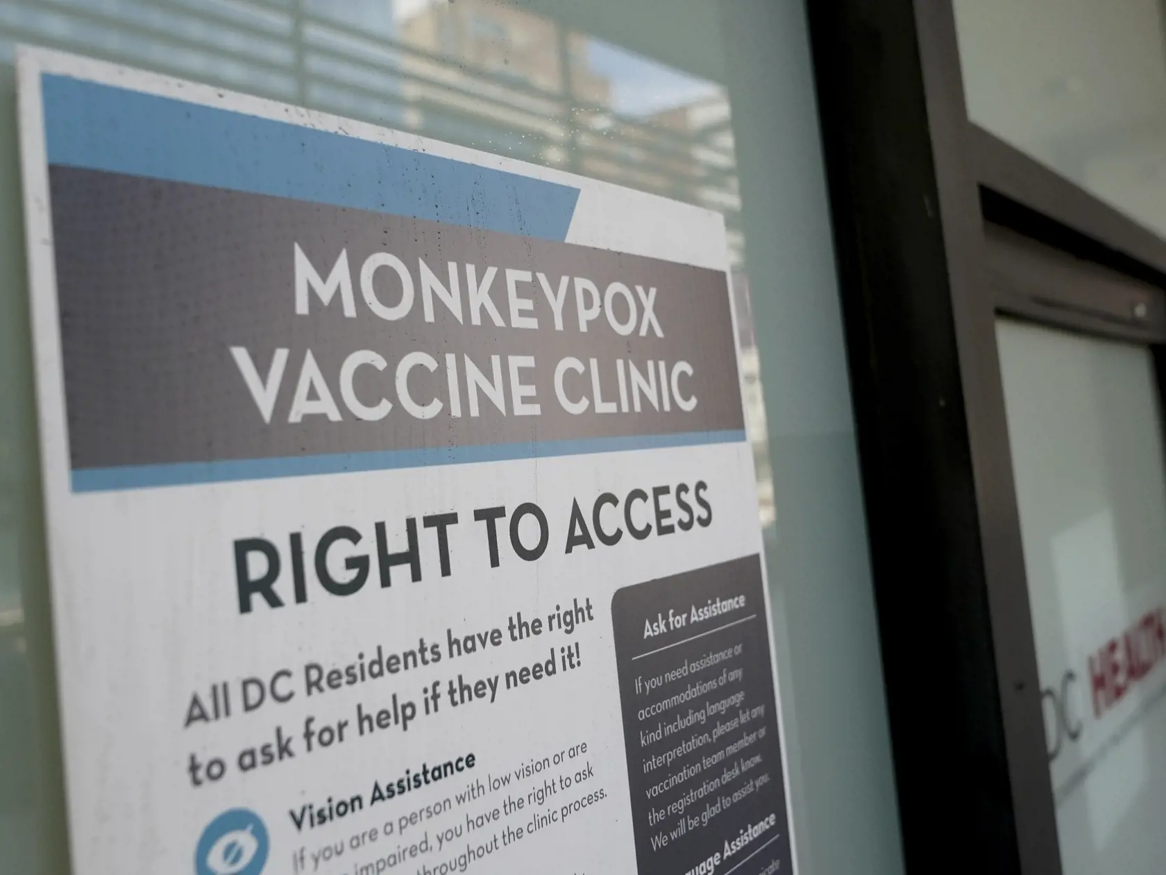 WA 18 Washington - Oznam o očkovaní proti ochoreniu opičích kiahní sa nachádza pred vstupom do nemocnice vo Washingtone v piatok 5. augusta 2022. FOTO TASR/AP

 
A sign is displayed outside a DC Health monkeypox vaccine clinic, Friday, Aug. 5, 2022, in Washington. Three DC Health clinics began offering limited walk-up monkeypox vaccinations for eligible residents Friday, pending vaccine availability. (AP Photo/Patrick Semansky)