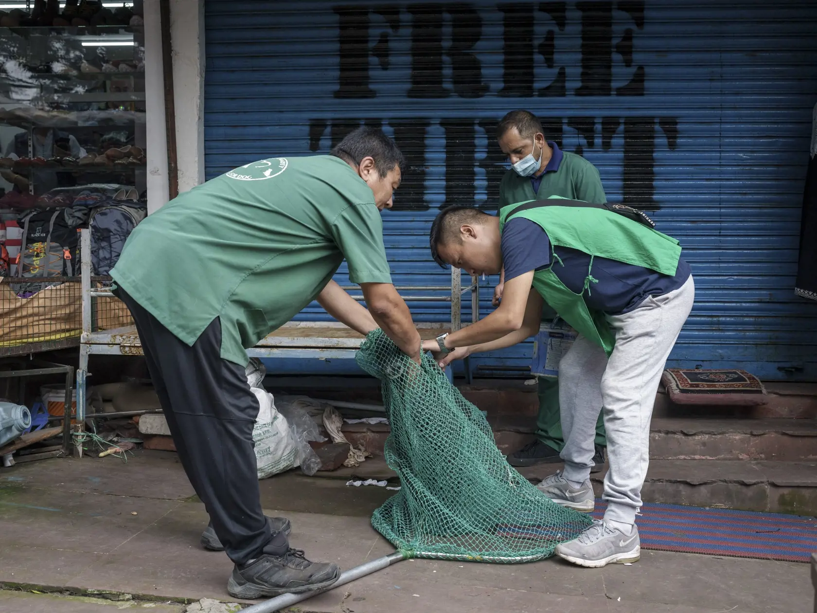 EBE 46 Dharmsala - Dobrovoľníci z mimovládnej organizácie Tibet Charity držia pouličného psa počas očkovania proti besnote v indickej Dharamshale 29. septembra 2022. FOTO TASR/AP

Volunteers from Tibet Charity, an NGO, hold a street dog under a net to vaccinate it against rabies in Dharamshala, India, Thursday, Sept. 29, 2022. (AP Photo/Ashwini Bhatia)