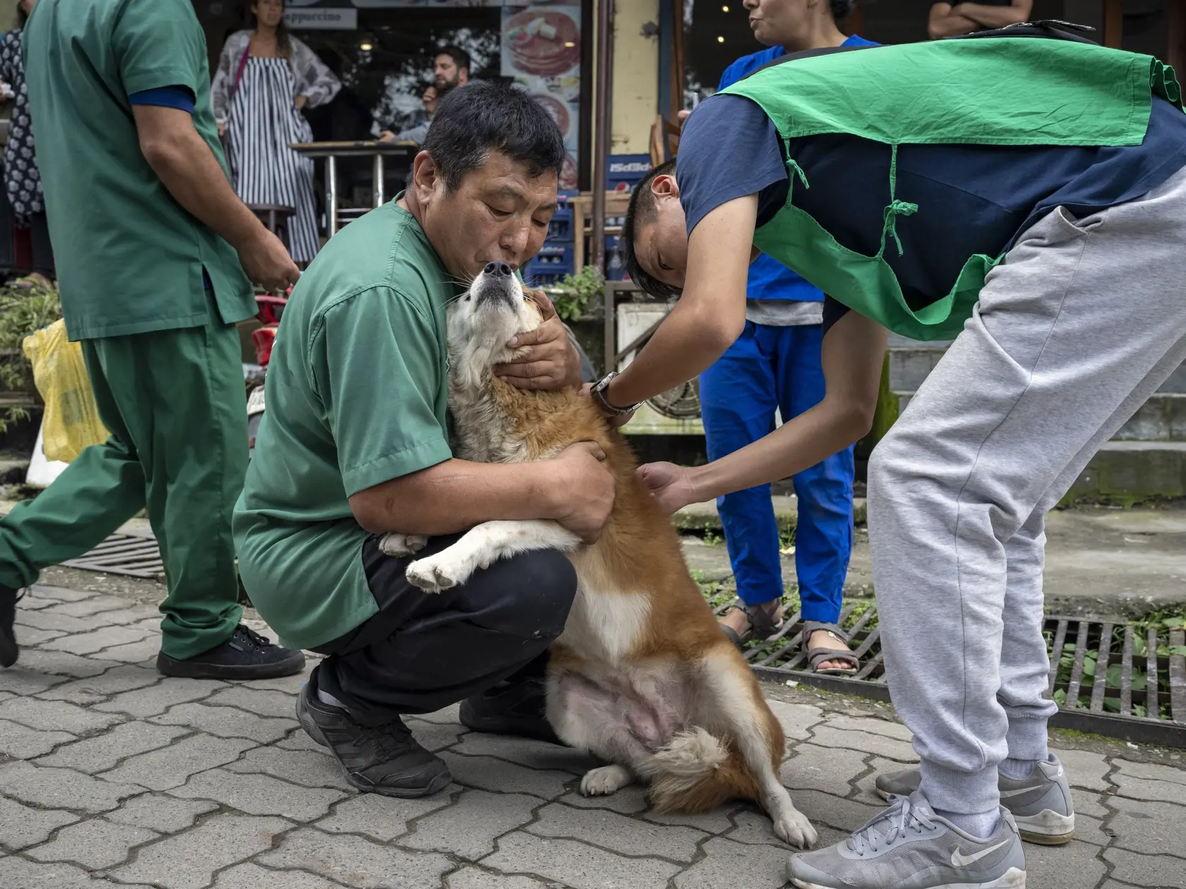 EBE 41 Dharmsala - Dobrovoľníci z mimovládnej organizácie Tibet Charity držia pouličného psa počas očkovania proti besnote v indickej Dharamshale 29. septembra 2022. FOTO TASR/AP

Volunteers from Tibet Charity, an NGO, hold a street dog to vaccinate it against rabies in Dharamshala, India, Thursday, Sept. 29, 2022. (AP Photo/Ashwini Bhatia)