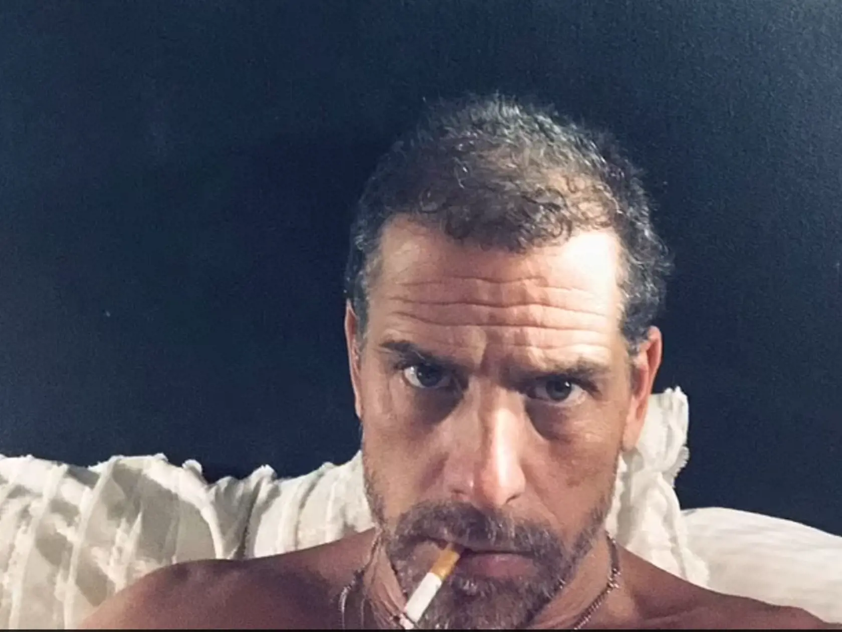 Na starších záberoch, ktoré unikli z laptopu, vidieť Huntera s pokazenými zubami, ako leží s cigaretou vo vani či ako ťahá prostitútku za vlasy.