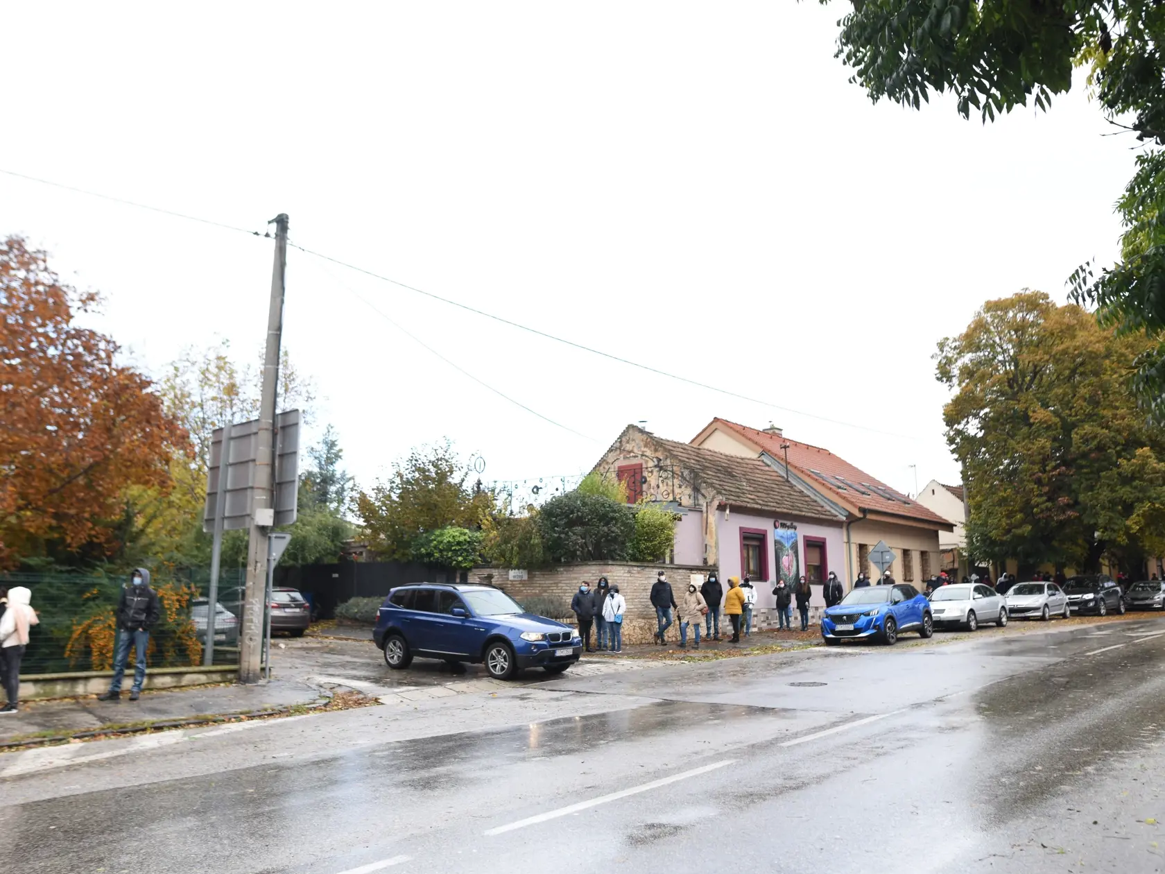 Na Slovensku sa začalo celoplošné testovanie na ochorenie COVID-19. Testovať sa bude od soboty 31. októbra do nedele 1. novembra. Vytvorených má byť viac ako 5000 odberných miest a 4901 odberných tímov. Na snímke ľudia čakajú pred odberným miestom pred Obchodnou akadémiou v Trnave v sobotu 31. októbra 2020. FOTO TASR – Lukáš Grinaj