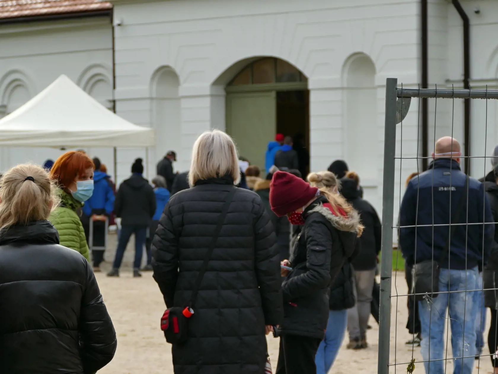 Na Slovensku sa začalo celoplošné testovanie na ochorenie COVID-19. Testovať sa bude od soboty 31. októbra do nedele 1. novembra. Vytvorených má byť viac ako 5000 odberných miest a 4901 odberných tímov. Na snímke obyvateľstvo počas začatia celoplošného testovania na ochorenie COVID-19 v areáli Budatínskeho hradu v Žiline dňa 31. októbra 2020. FOTO TASR - Erika Ďurčová