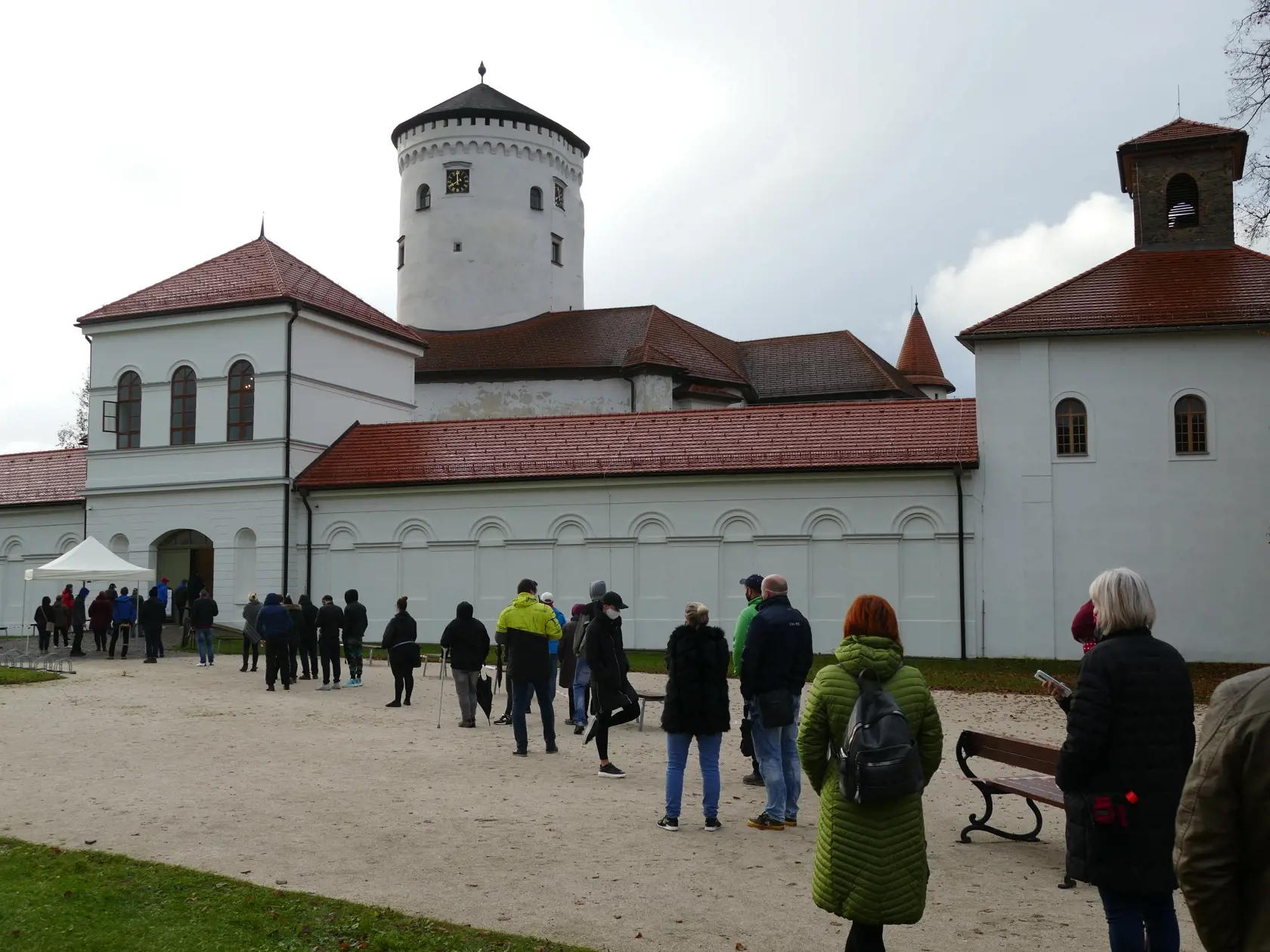 Na Slovensku sa začalo celoplošné testovanie na ochorenie COVID-19. Testovať sa bude od soboty 31. októbra do nedele 1. novembra. Vytvorených má byť viac ako 5000 odberných miest a 4901 odberných tímov. Na snímke obyvateľstvo počas začatia celoplošného testovania na ochorenie COVID-19 v areáli Budatínskeho hradu v Žiline dňa 31. októbra 2020. FOTO TASR - Erika Ďurčová