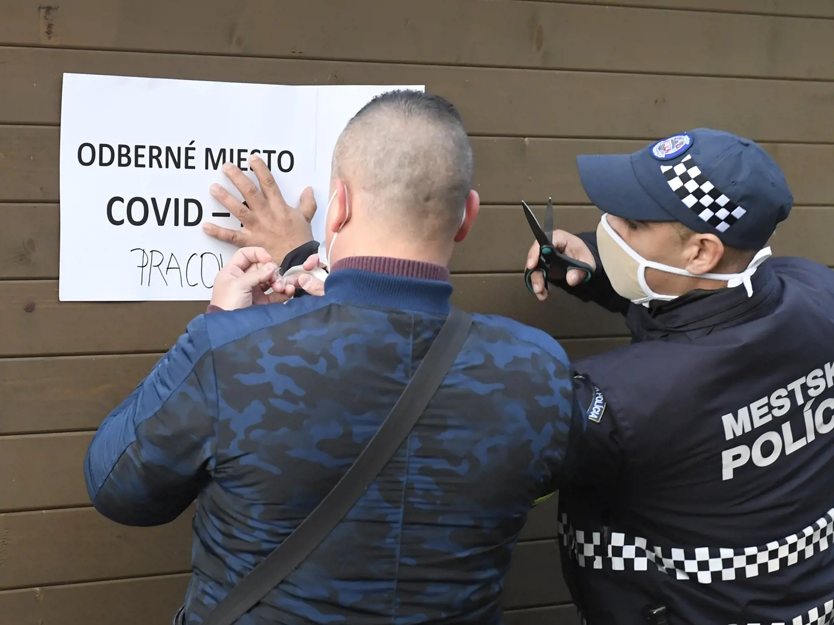 Na Slovensku sa začalo celoplošné testovanie na ochorenie COVID-19. Testovať sa bude od soboty 31. októbra do nedele 1. novembra. Vytvorených má byť viac ako 5000 odberných miest a 4901 odberných tímov. Na snímke testovanie pri amfiteátri v Košiciach 31. októbra 2020. FOTO TASR – František Iván