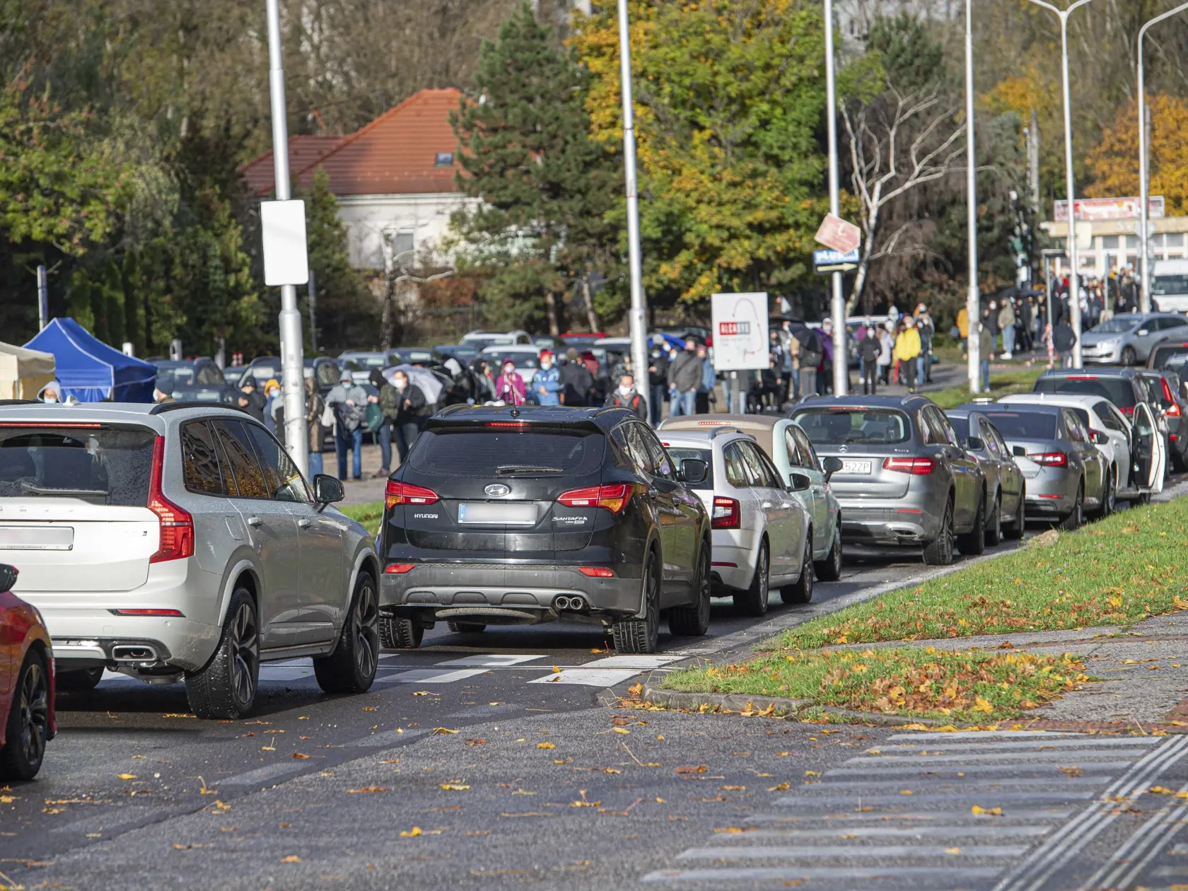 Na Slovensku sa začalo celoplošné testovanie na ochorenie COVID-19. Testovať sa bude od soboty 31. októbra do nedele 1. novembra. Vytvorených má byť viac ako 5000 odberných miest a 4901 odberných tímov. Na snímke autá a ľudia čakajú na testovanie na Starých Gruntoch, 31. októbra 2020 v Bratislave. FOTO TASR - Michal Svítok