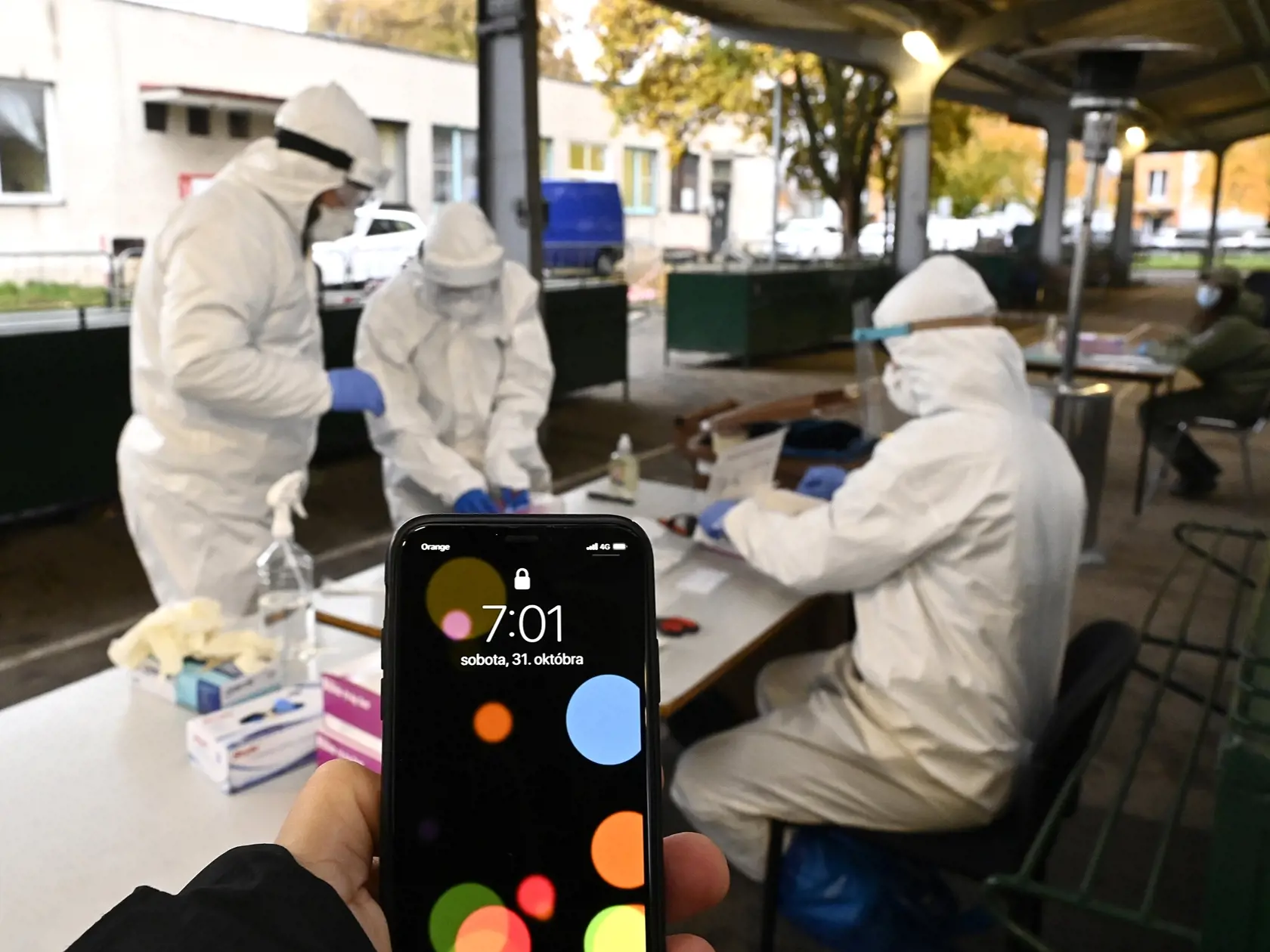 Na Slovensku sa začalo celoplošné testovanie na ochorenie COVID-19. Testovať sa bude od soboty 31. októbra do nedele 1. novembra. Vytvorených má byť viac ako 5000 odberných miest a 4901 odberných tímov. Na snímke testovanie v trenčianskej tržnici 31. októbra 2020 v Trenčíne. FOTO TASR - Radovan Stoklasa