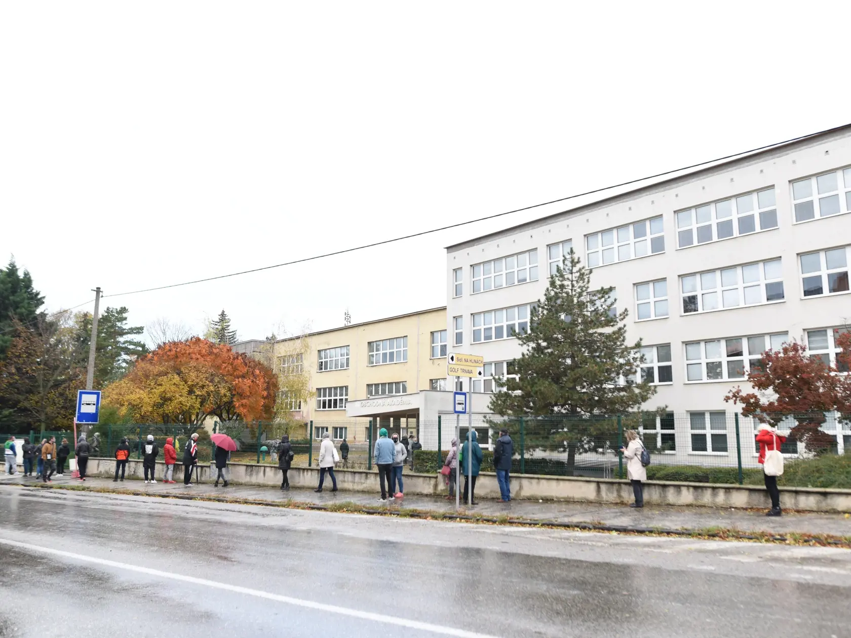 Na Slovensku sa začalo celoplošné testovanie na ochorenie COVID-19. Testovať sa bude od soboty 31. októbra do nedele 1. novembra. Vytvorených má byť viac ako 5000 odberných miest a 4901 odberných tímov. Na snímke pred odbernými miestami čaká v radách viac ako 80 testovaných po celej Trnave v sobotu 31. októbra 2020. FOTO TASR – Lukáš Grinaj