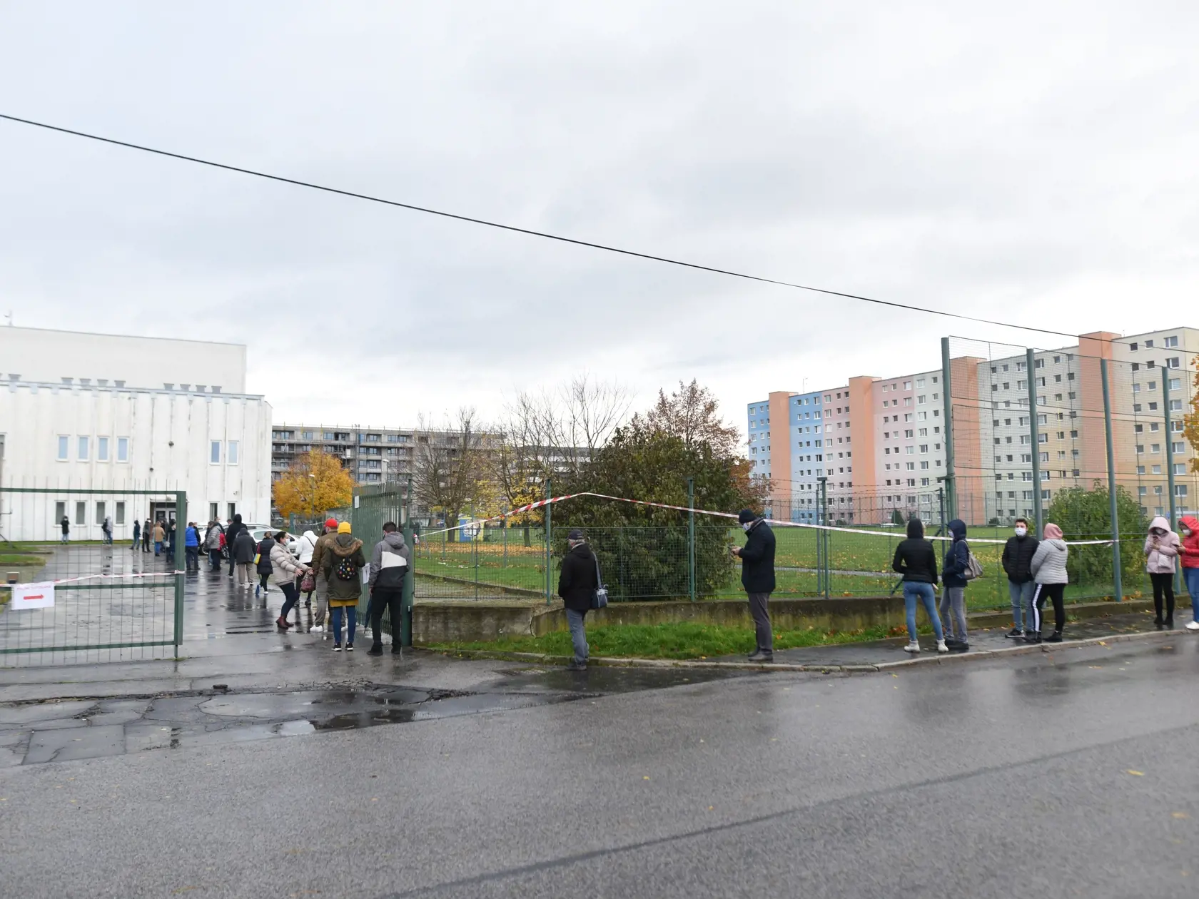 Na Slovensku sa začalo celoplošné testovanie na ochorenie COVID-19. Testovať sa bude od soboty 31. októbra do nedele 1. novembra. Vytvorených má byť viac ako 5000 odberných miest a 4901 odberných tímov. Na snímke pred odbernými miestami čaká v radách viac ako 80 testovaných po celej Trnave v sobotu 31. októbra 2020. FOTO TASR – Lukáš Grinaj