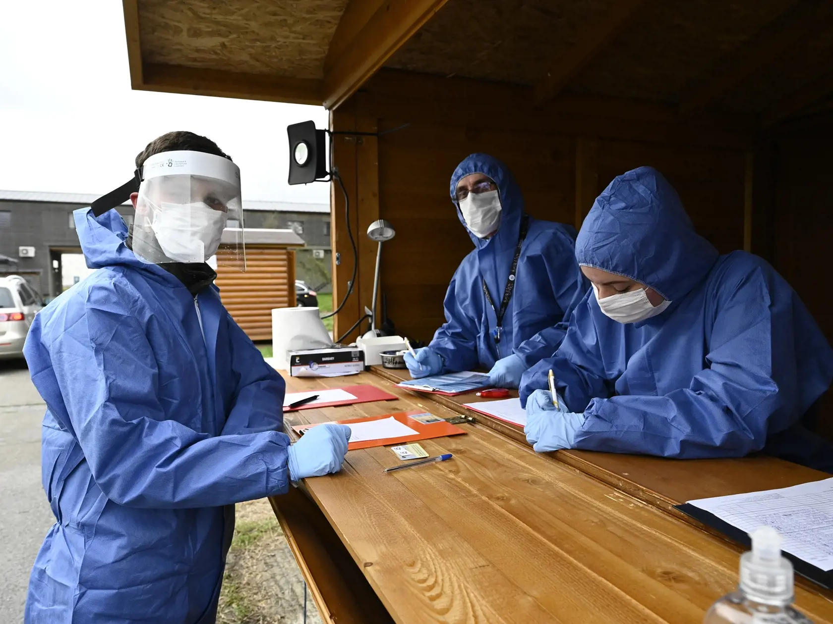 Na Slovensku sa začalo celoplošné testovanie na ochorenie COVID-19. Testovať sa bude od soboty 31. októbra do nedele 1. novembra. Vytvorených má byť viac ako 5000 odberných miest a 4901 odberných tímov. Na snímke vľavo dobrovoľník študent Adam Božík počas testovania na trenčianskom letisku 31. októbra 2020 v Trenčíne. FOTO TASR - Radovan Stoklasa