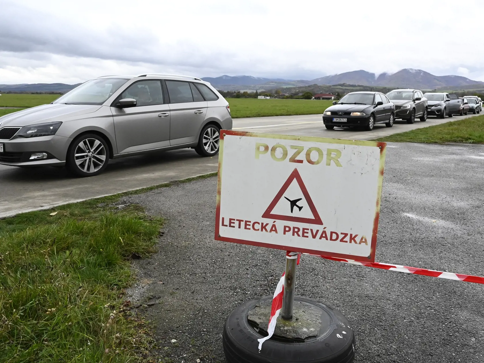 Na Slovensku sa začalo celoplošné testovanie na ochorenie COVID-19. Testovať sa bude od soboty 31. októbra do nedele 1. novembra. Vytvorených má byť viac ako 5000 odberných miest a 4901 odberných tímov. Na snímke testovanie na trenčianskom letisku, kolóna áut 31. októbra 2020 v Trenčíne. FOTO TASR - Radovan Stoklasa