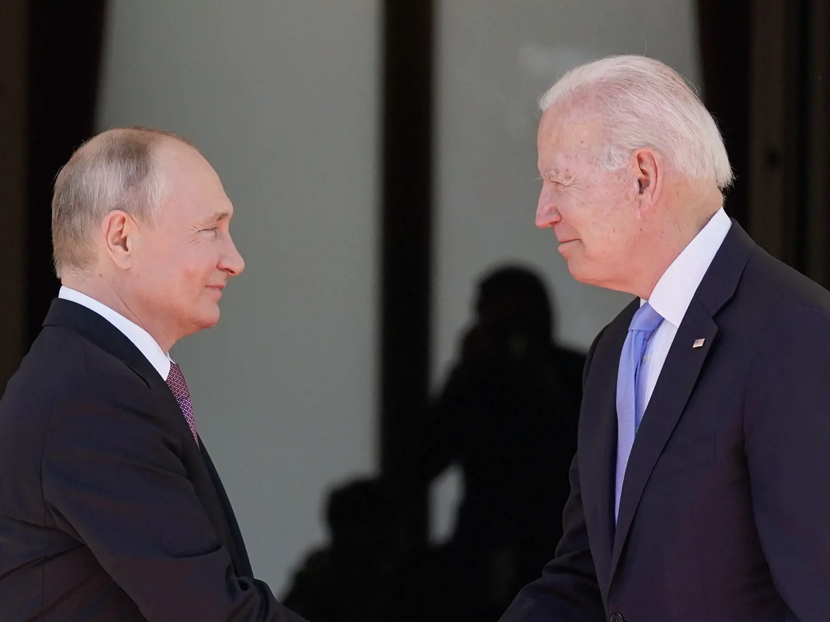 KK6 Ženeva - Na archívnej snímke z 16. júna 2021 americký prezident Joe Biden a ruský prezident Vladimir Putin prichádzajú na stretnutie v Ženeve. Diplomatické delegácie Ruska a Spojených štátov začali v stredu ráno 28. júla 2021 v Ženeve prvé kolo rokovaní o strategickej stabilite.