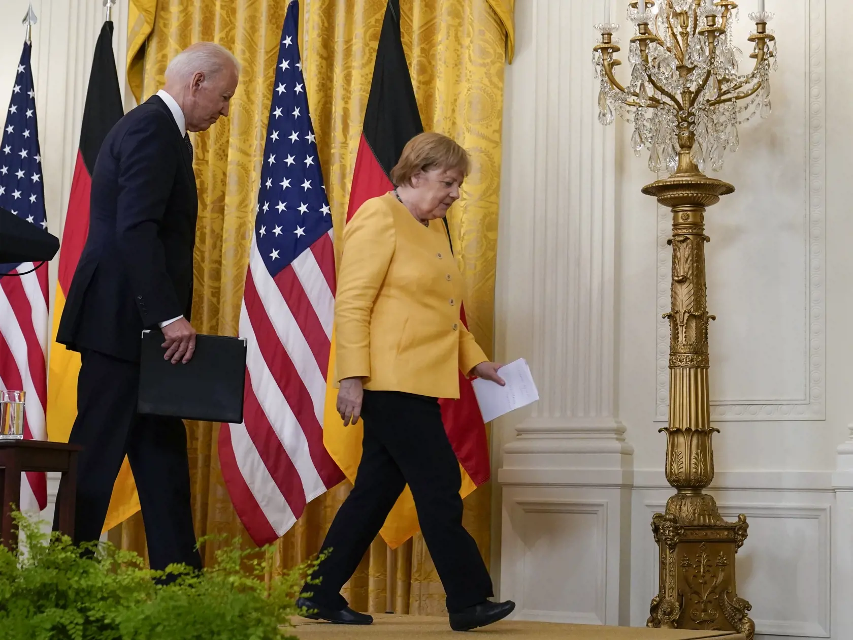KK4 Washington - Americký prezident Joe Biden a nemecká kancelárka Angela Merkelová odchádzajú po tlačovej konferencii v Bielom dome vo Washingtone 15. júla 2021. FOTO TASR/AP