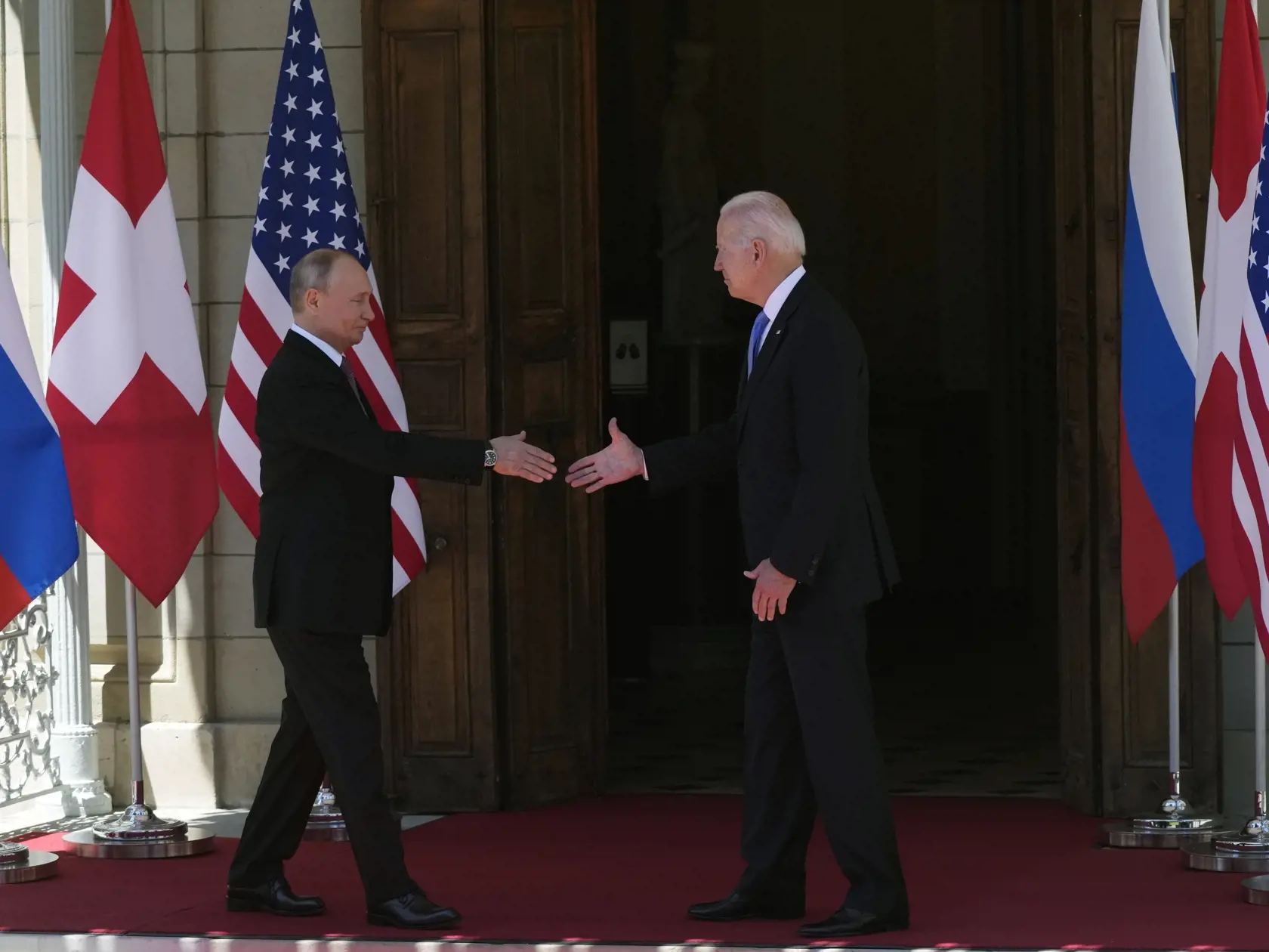 WA 29 Ženeva - Ruský prezident Vladimir Putin (vľavo) a americký prezident Joe Biden si podávajú ruky pred vilou La Grange v Ženeve v stredu 16. júna 2021. Putin pricestoval v stredu do švajčiarskej Ženevy na schôdzku so svojím americkým náprotivkom Joeom Bidenom.