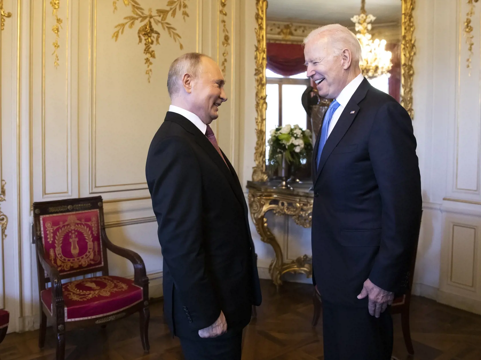 EBE 19 Ženeva - Na snímke zľava ruský prezident Vladimir Putin a americký prezident Joe Biden počas stretnutia v Ženeve 16. júla 2021. FOTO TASR/AP