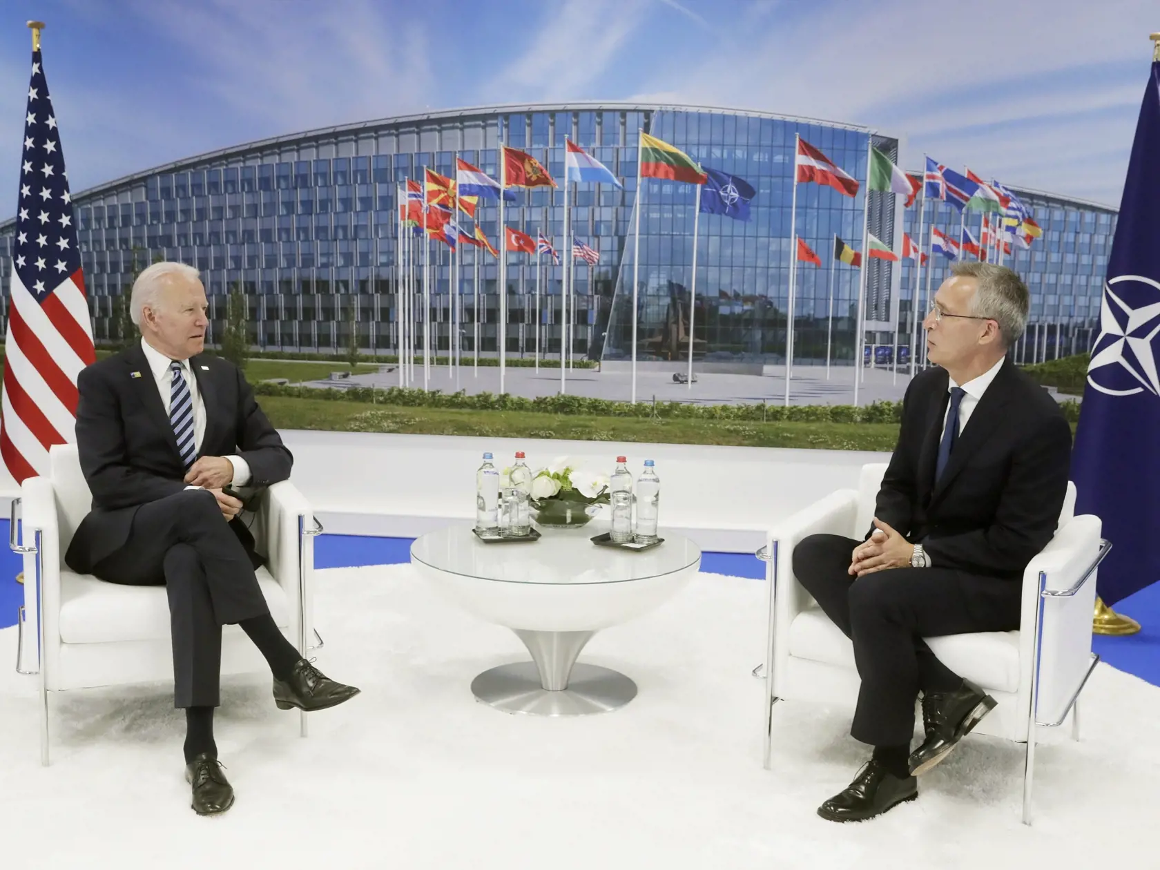 KK12 Brusel - Americký prezident Joe Biden (vľavo) a generálny tajomník NATO Jens Stoltenberg počas bilaterálneho stretnutia v rámci summitu NATO v Bruseli v pondelok 14. júna 2021. FOTO TASR/AP