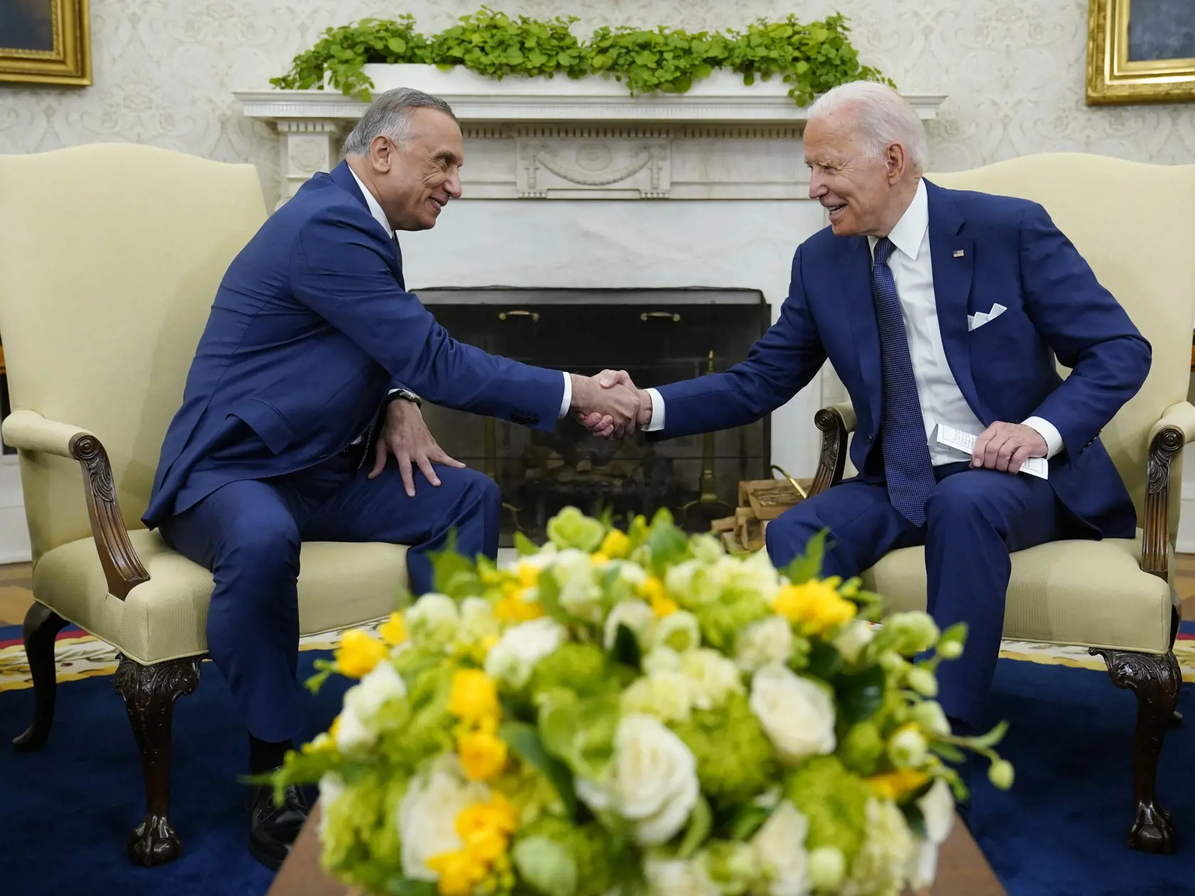 EBE 38 Washington - Na snímke vpravo americký prezident Joe Biden a vľavo iracký premér Mustafa Kázimí si podávajú ruky počas stretnutia vo Washingtone 26. júla. 2021. FOTO TASR/AP