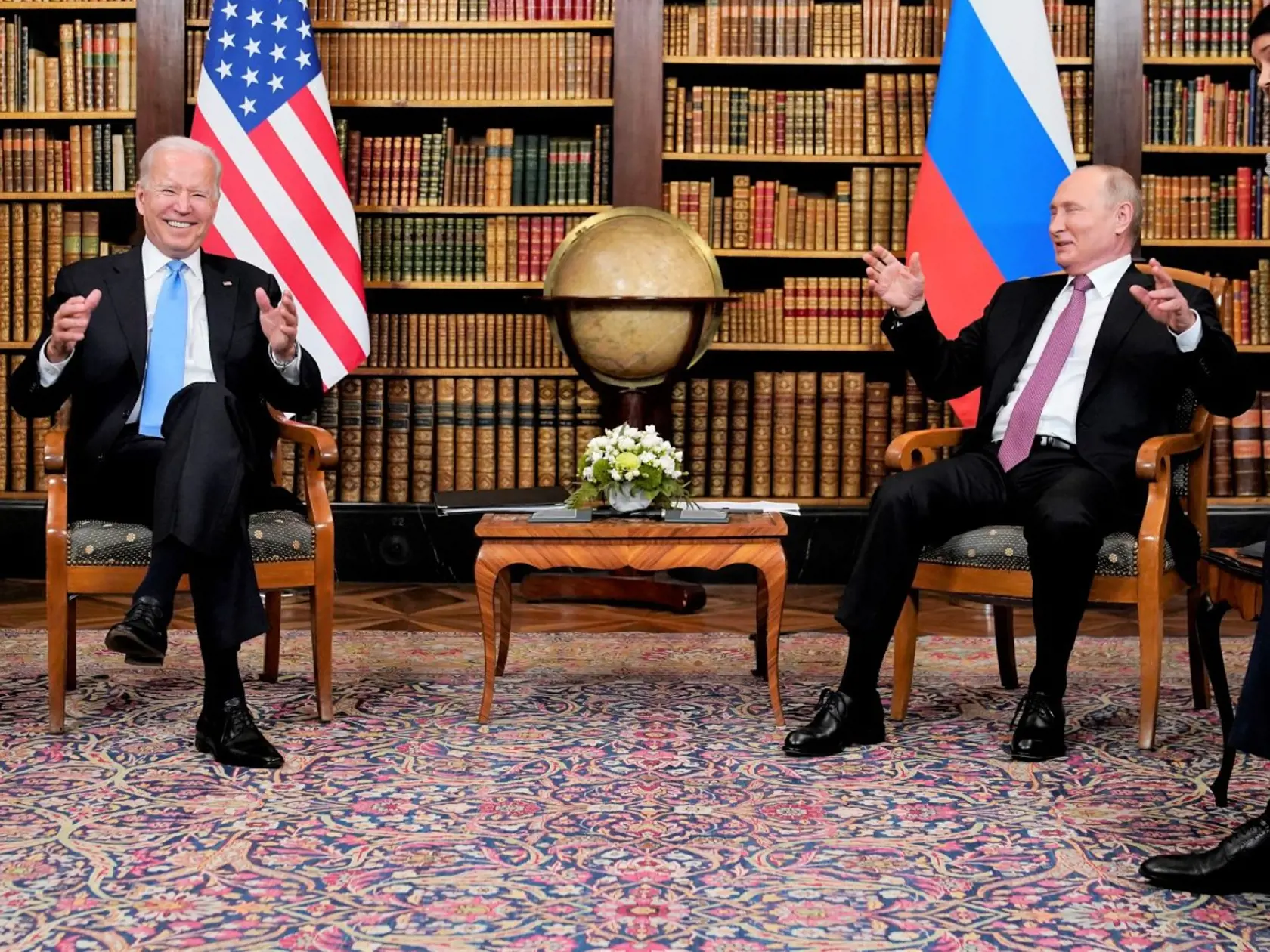 Ruský prezident Vladimir Putin (druhý vpravo) a americký prezident Joe Biden (druhý zľava) sa usmievajú počas stretnutia vo vile La Grange v Ženeve v stredu 16. júna 2021.